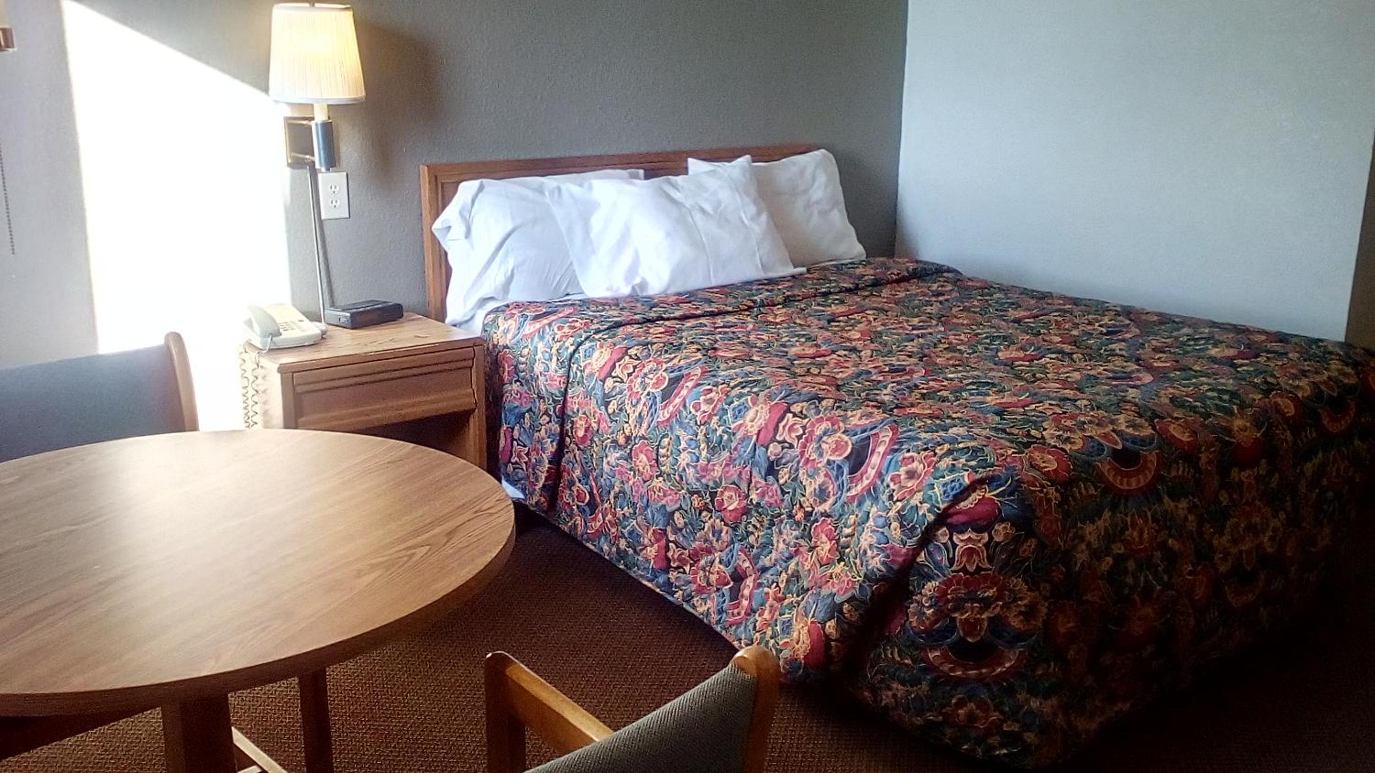 Queen Room - Non-Smoking - Photo 10