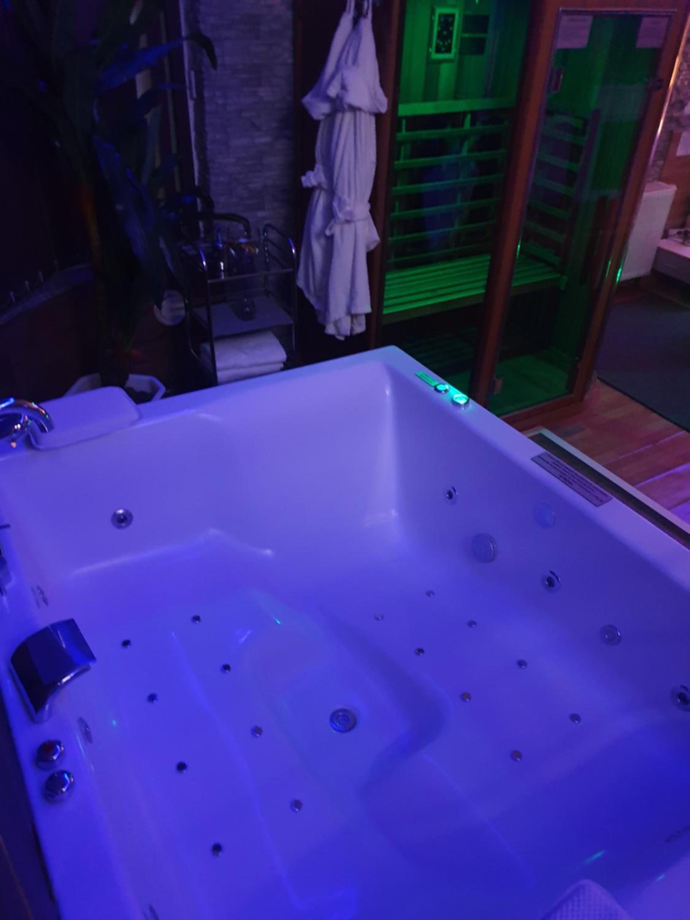 Queen Room with Spa Bath - Photo 4