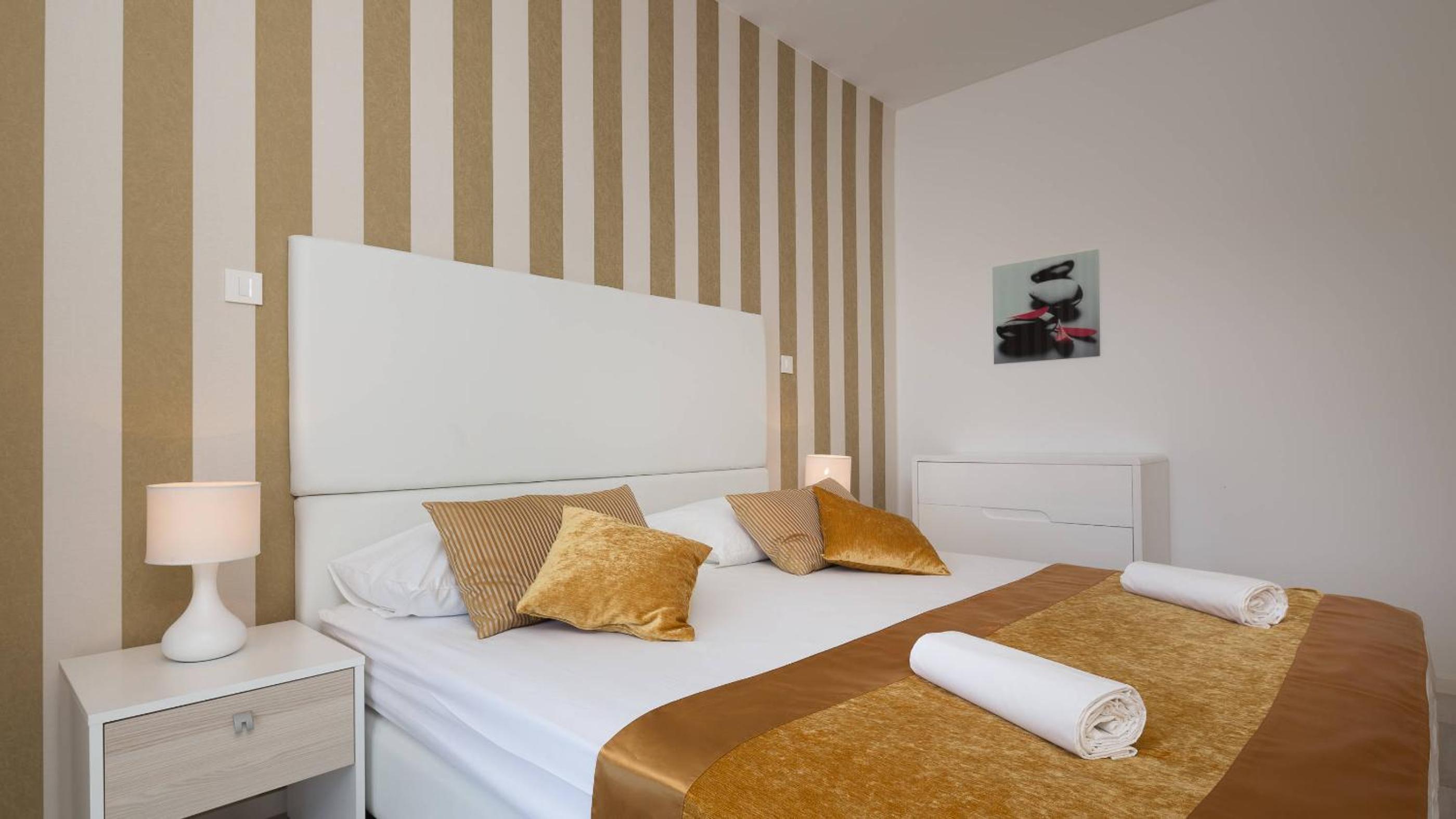 Two-Bedroom Apartment with Balcony and Sea View photo 3