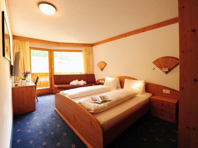 Superior Double Room with South-Facing Balcony photo 2