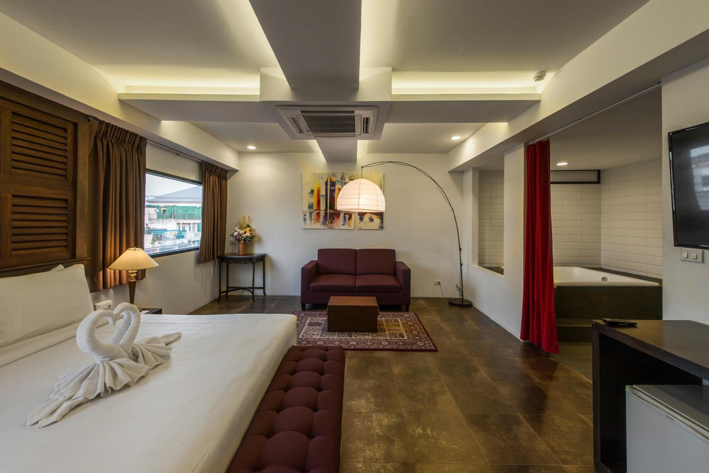 Suite with Bathtub photo 2