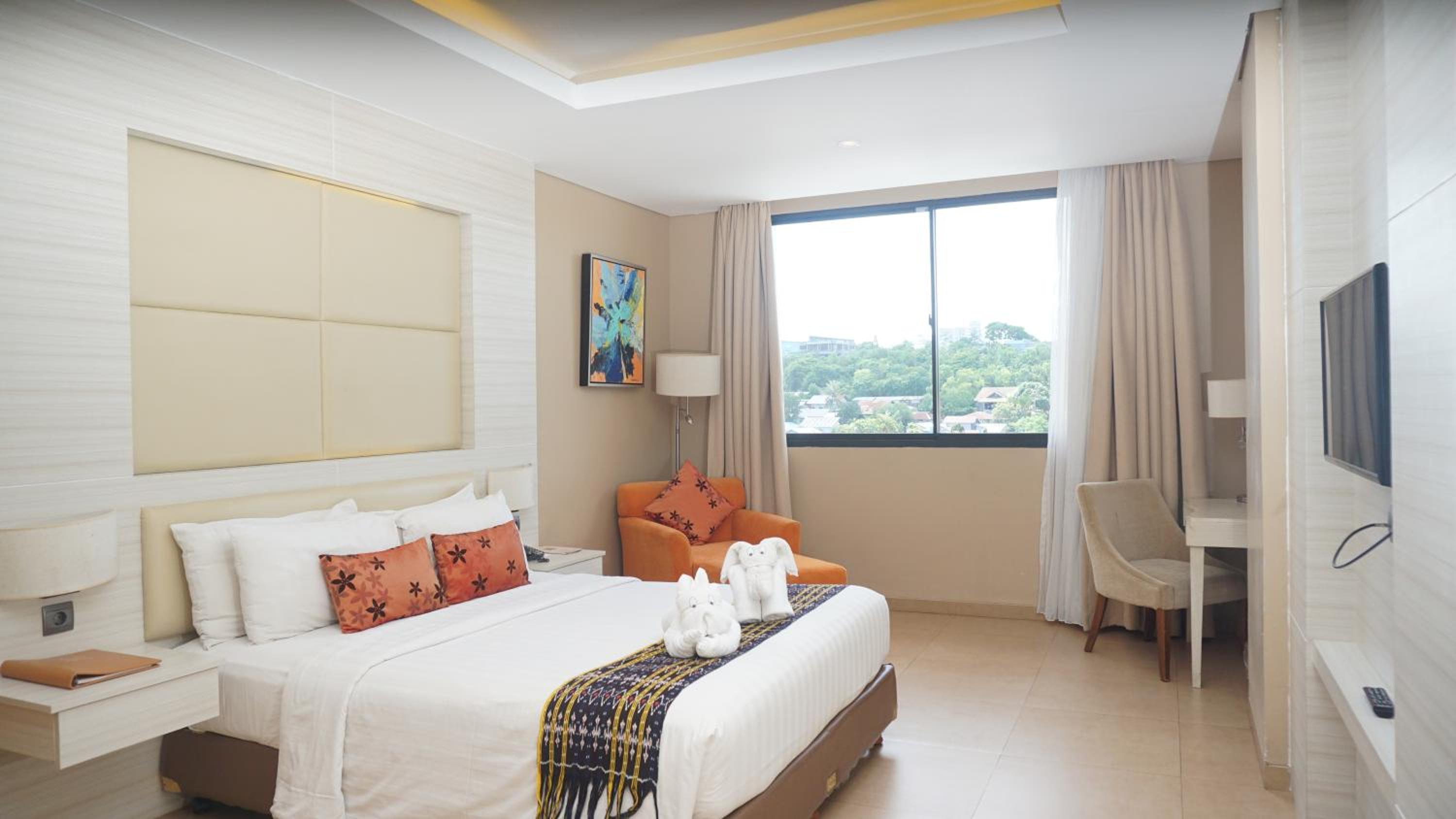 Deluxe Queen Room with City View