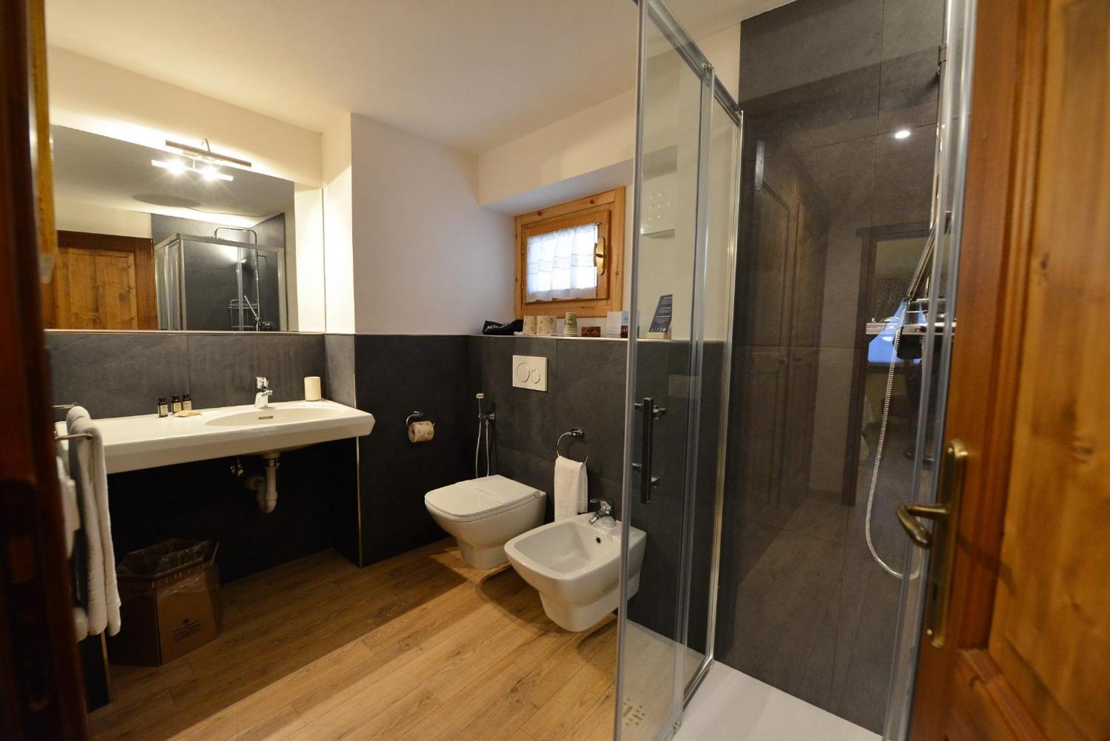 Apartment with Balcony - Photo 4
