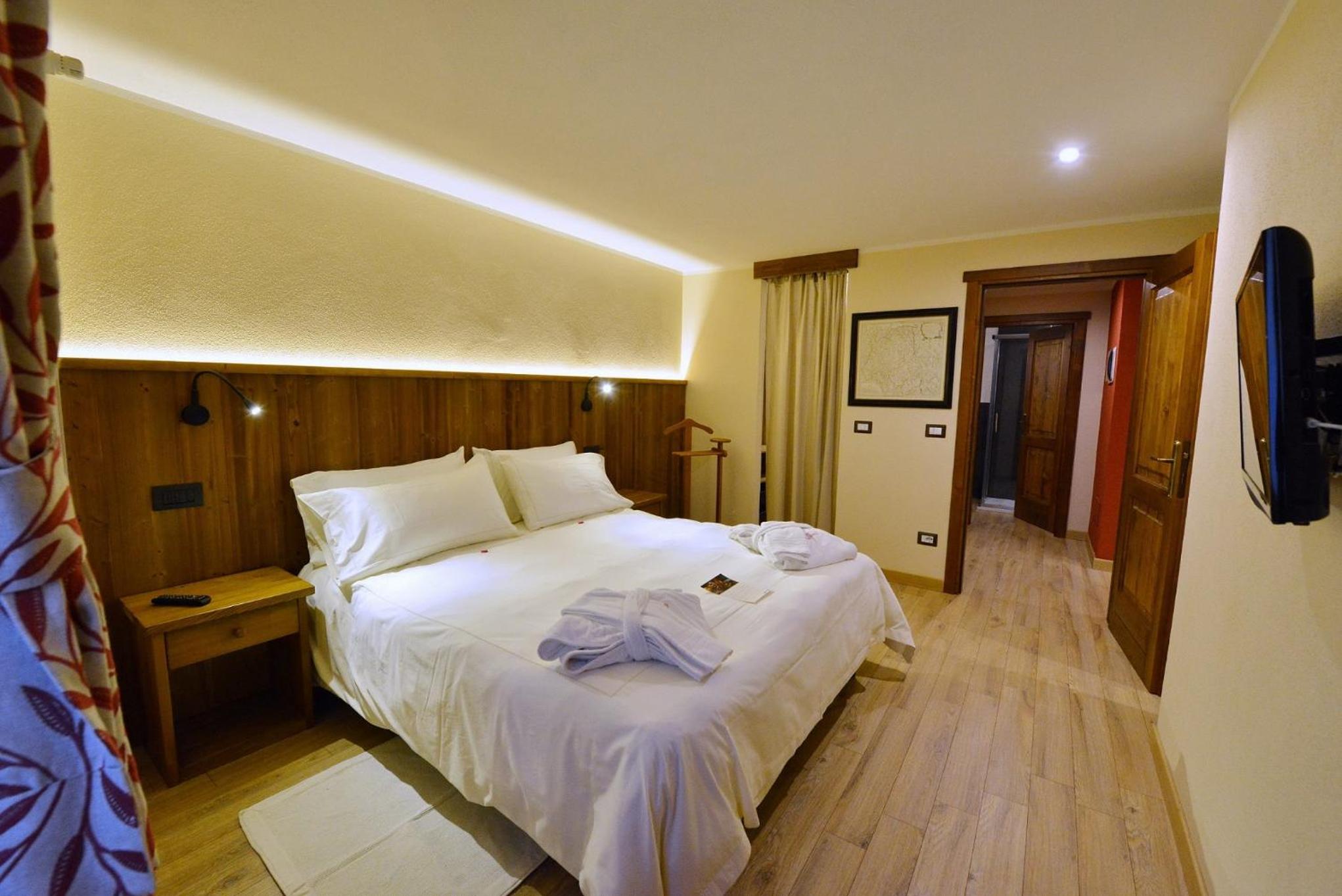 Apartment with Balcony - Photo 2
