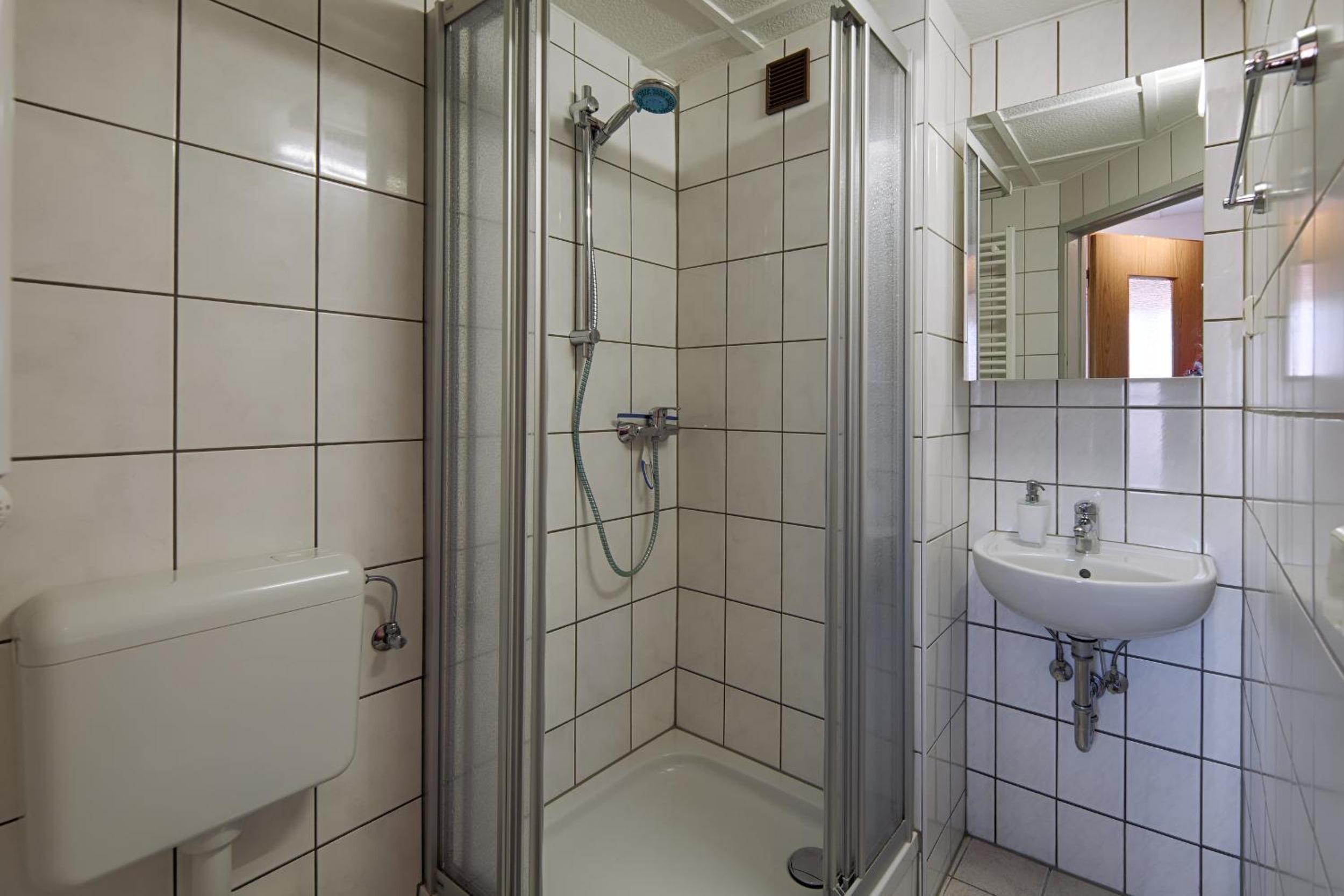 Apartment 10 - Photo 3