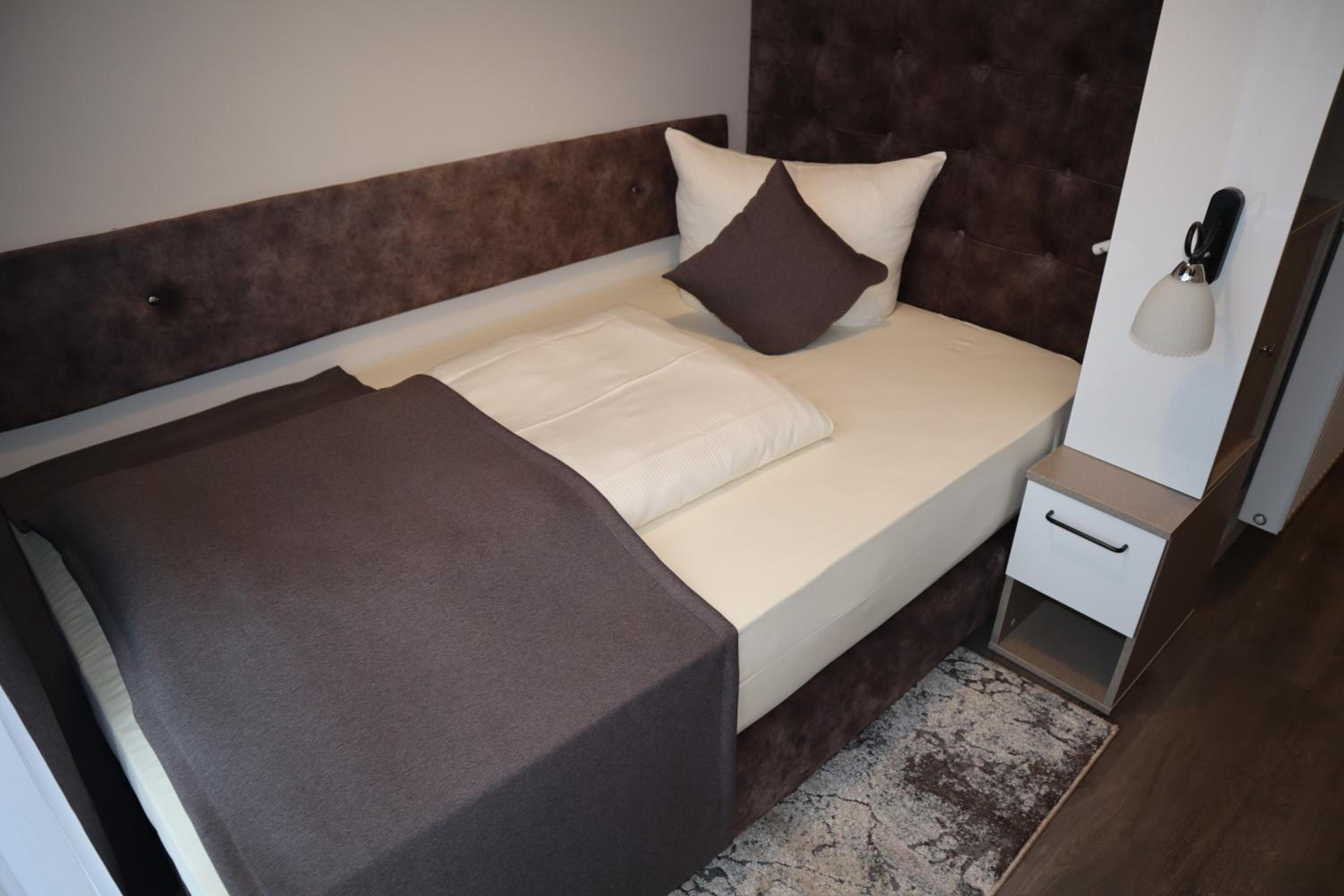 Single Room with Bathroom photo 2