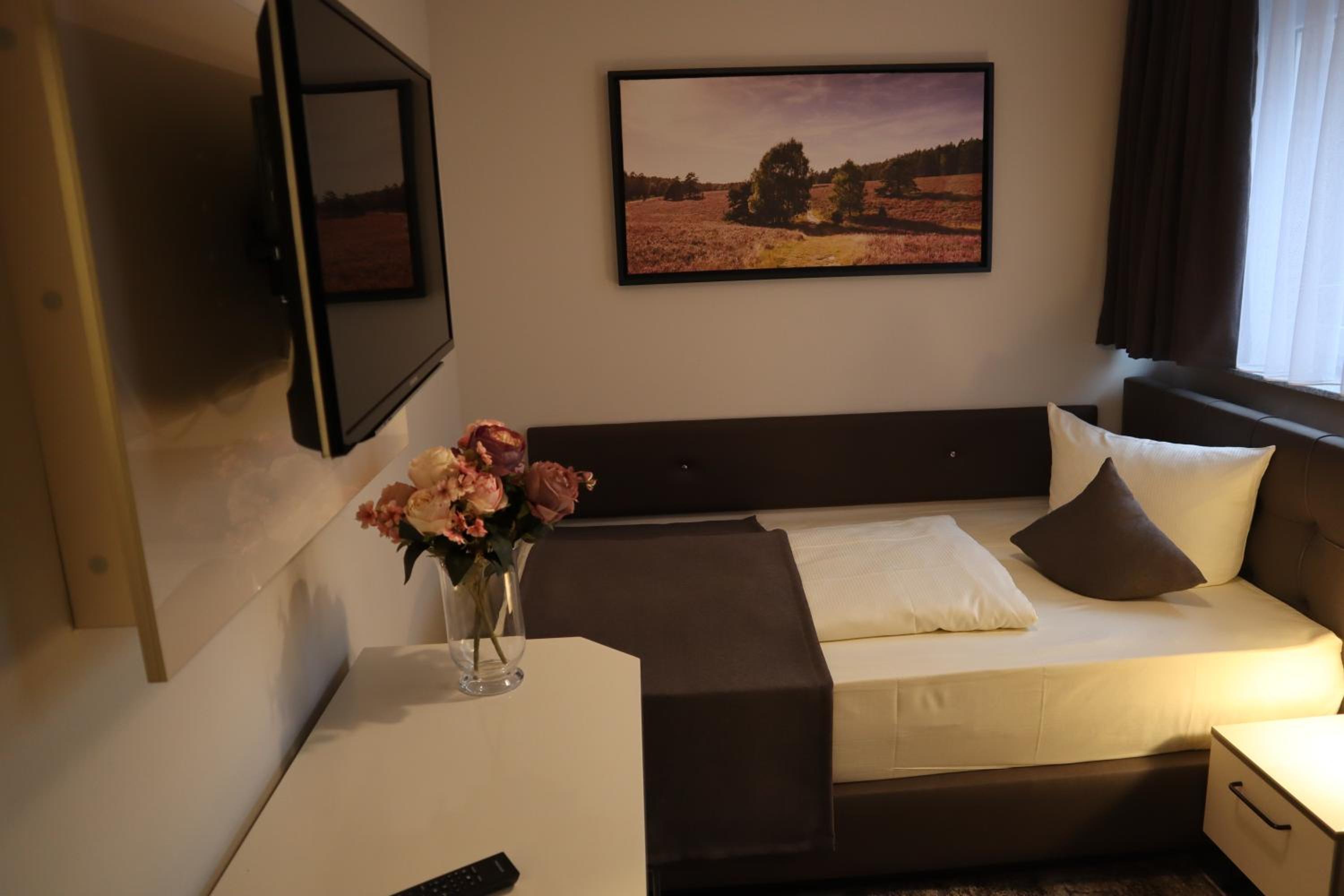 Single Room with Bathroom photo 3