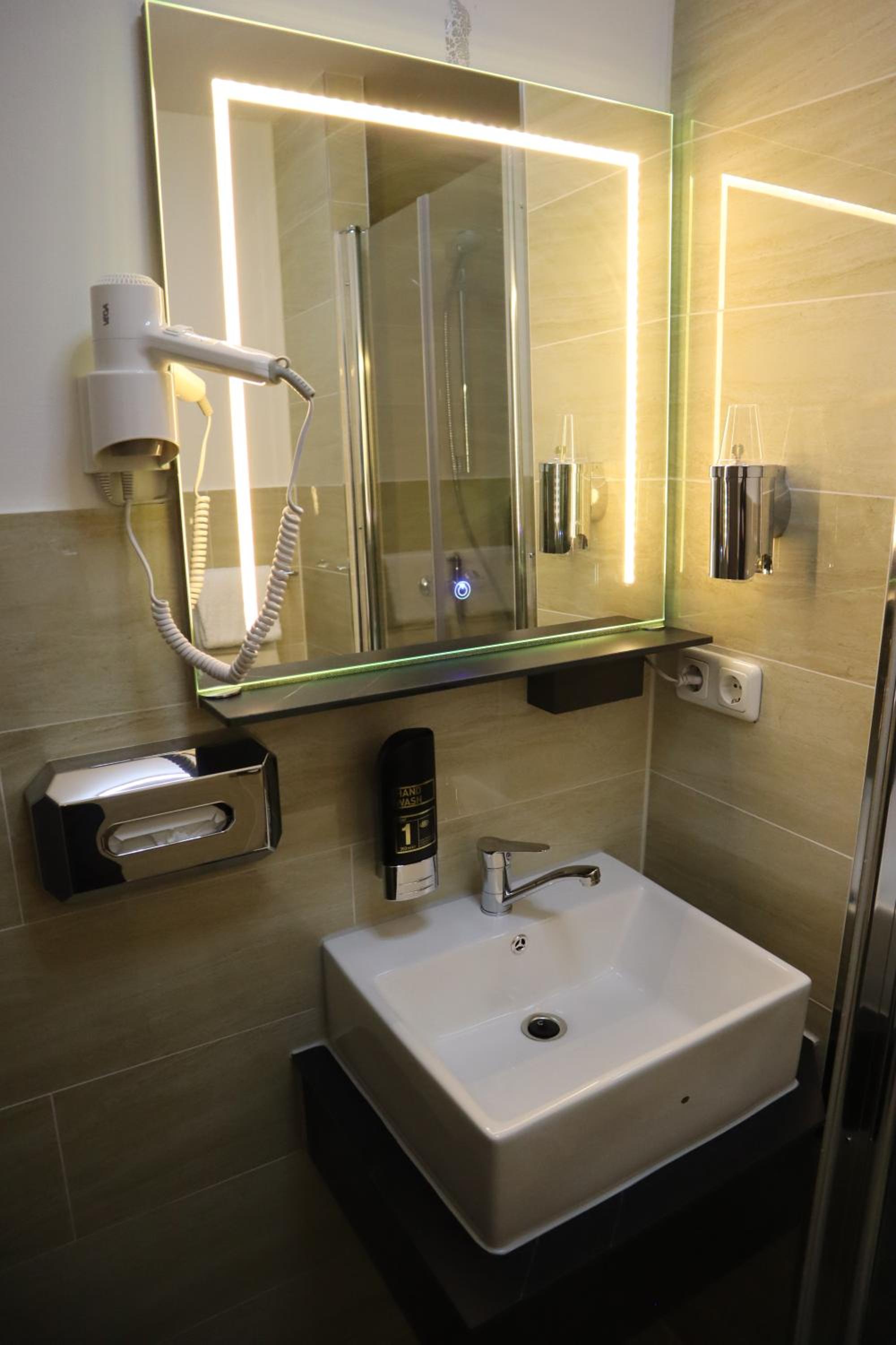 Double Room with Private Bathroom - Photo 3