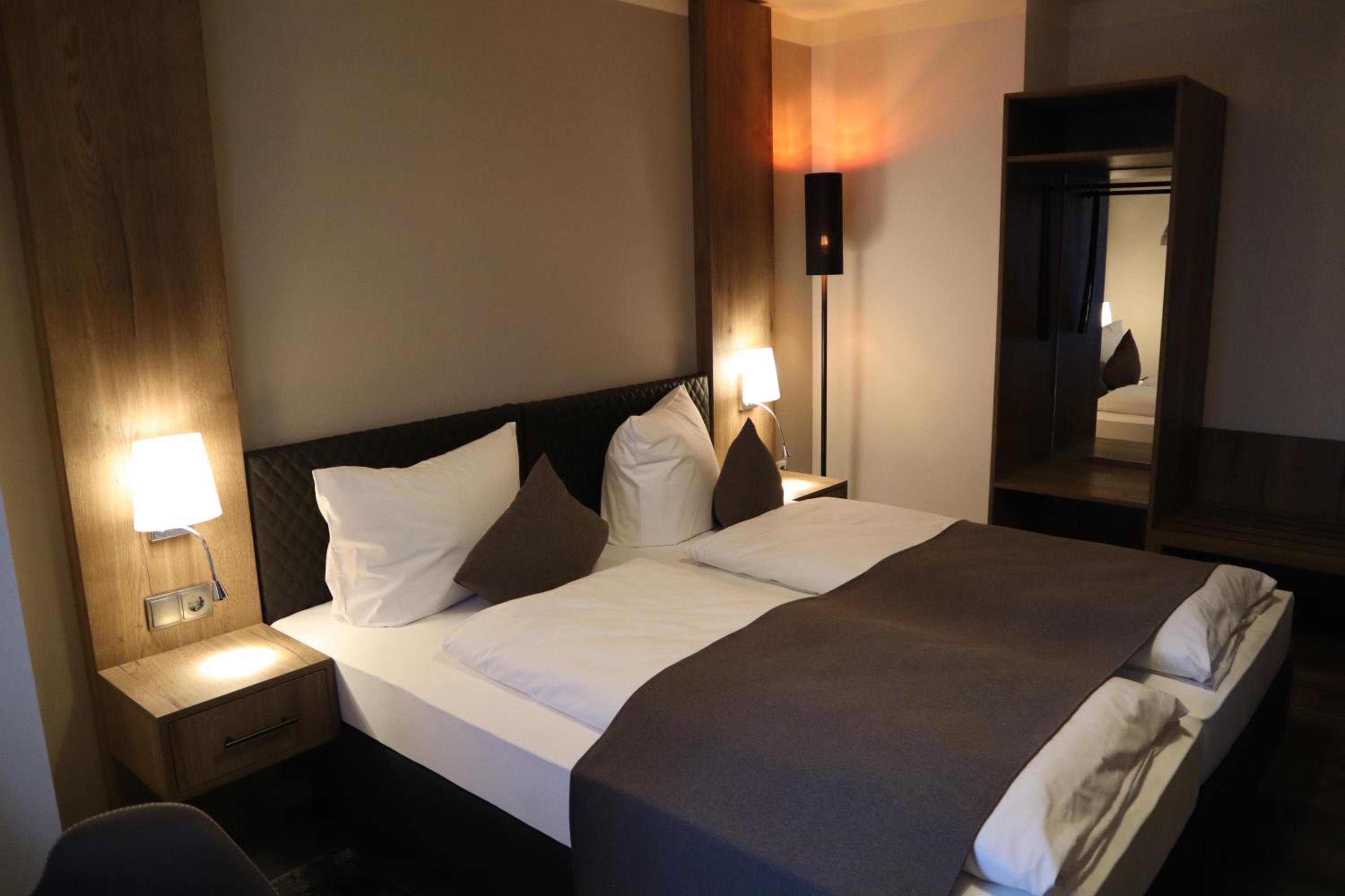 Double Room with Private Bathroom - Photo 6