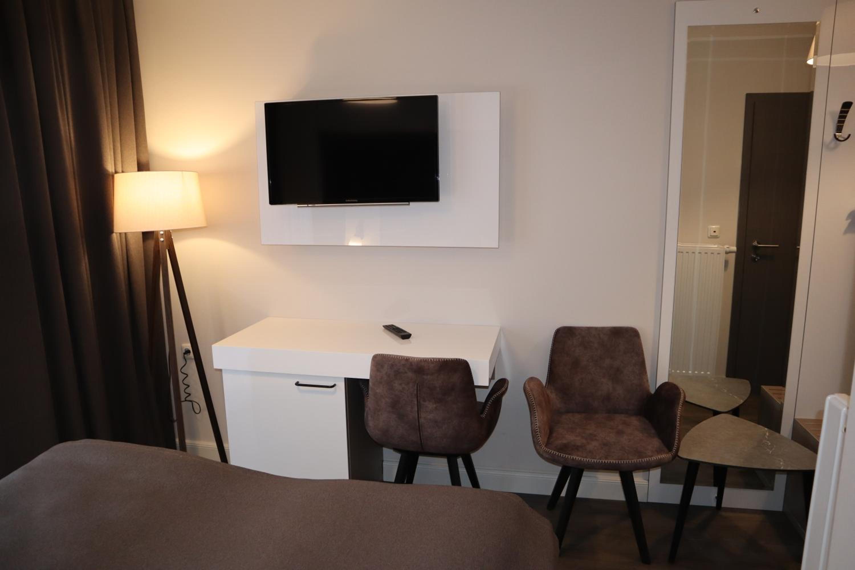 Double Room with Private Bathroom - Photo 8