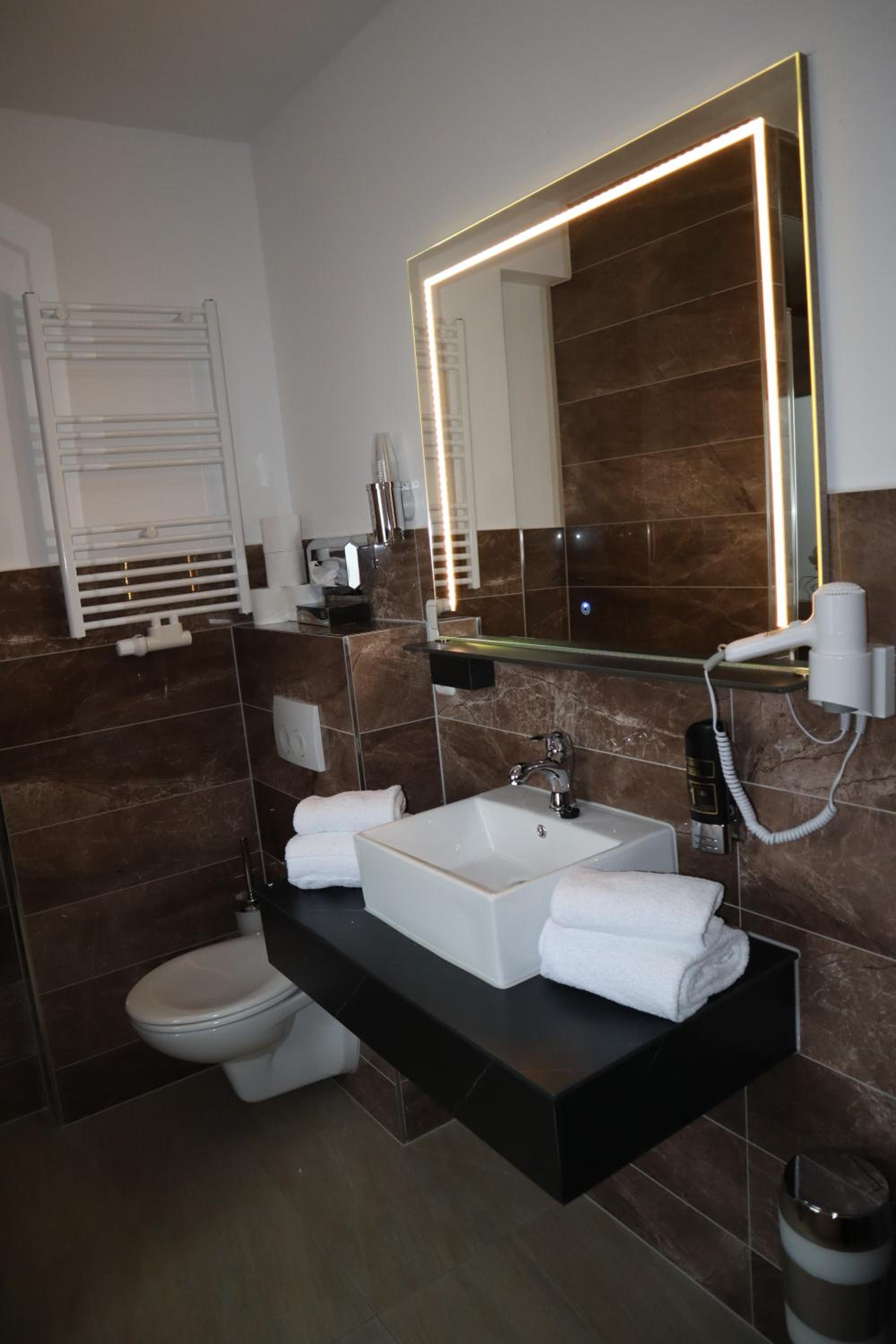 Deluxe Double Room - Photo 15