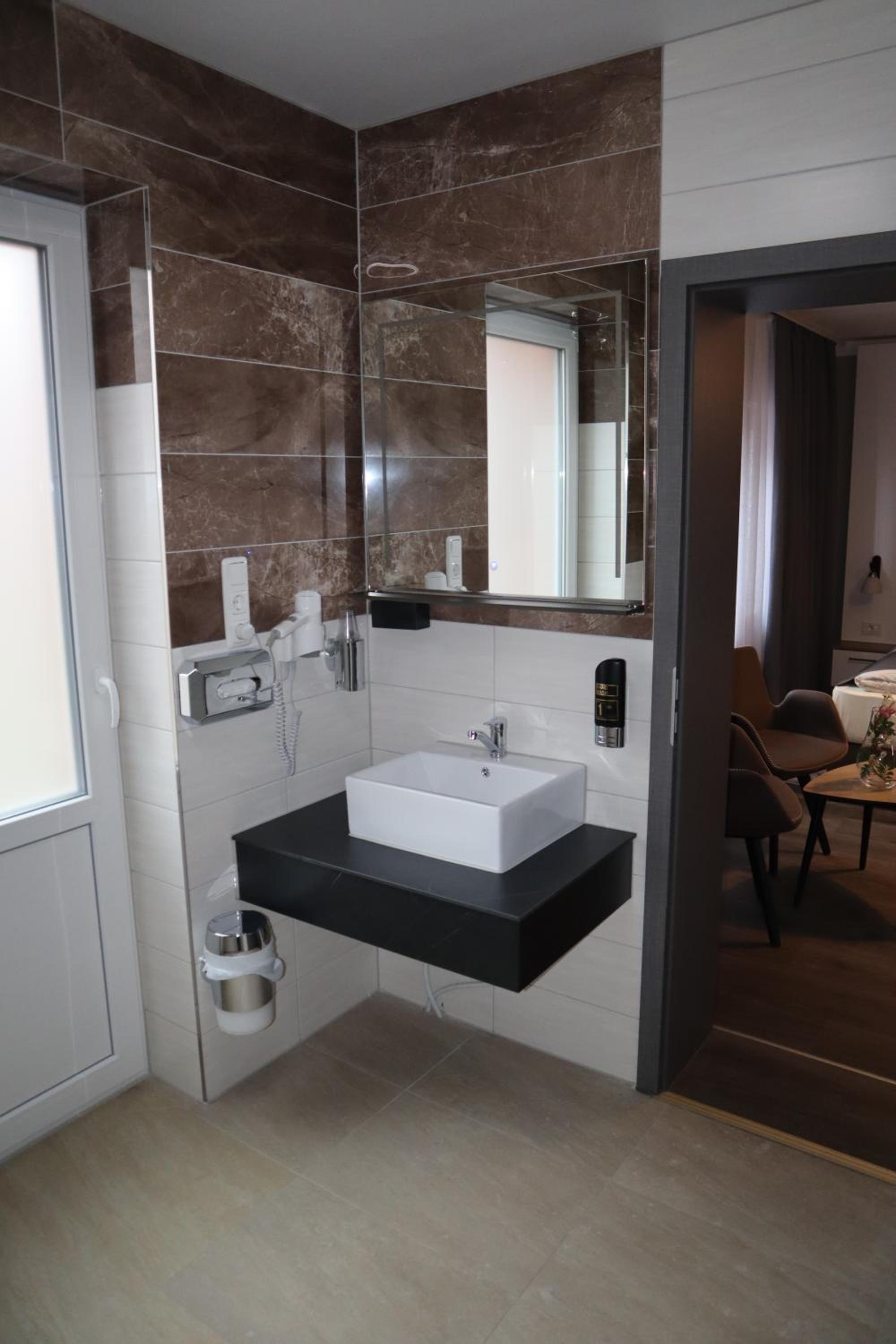 Deluxe Double Room - Photo 13