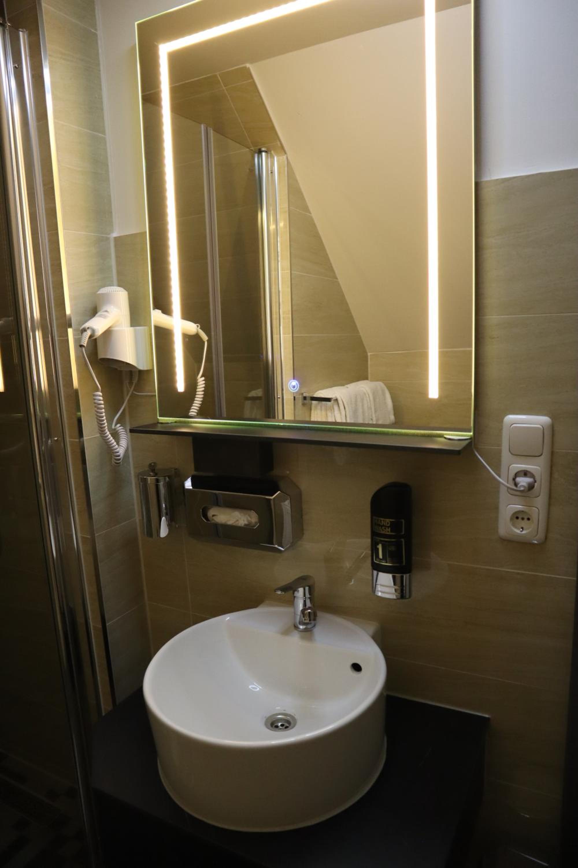 Quadruple Room with Bathroom - Photo 9