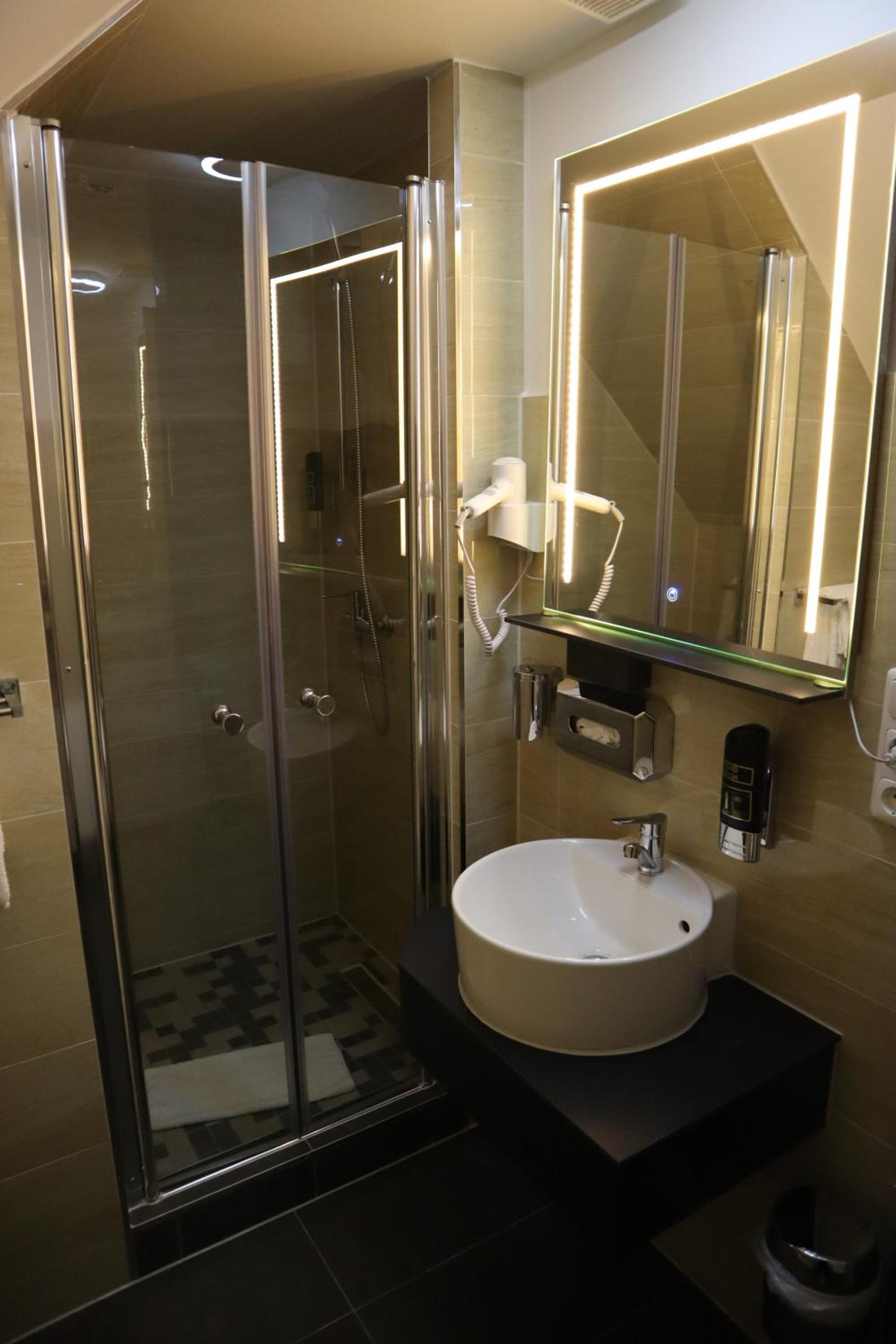 Quadruple Room with Bathroom - Photo 8