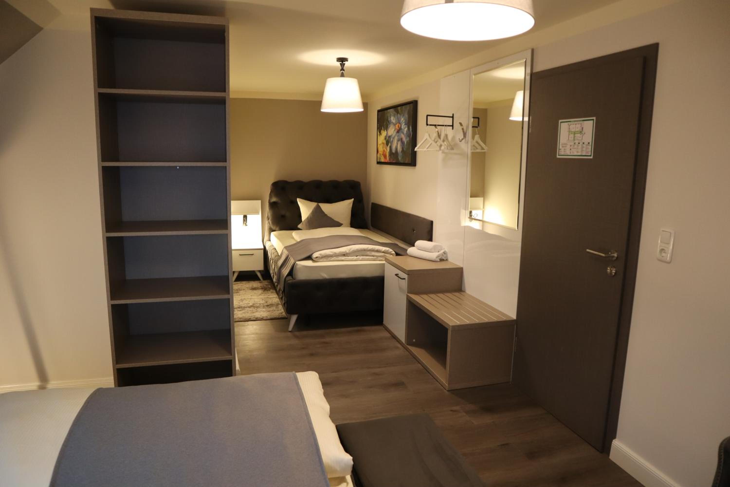 Quadruple Room with Bathroom - Photo 7