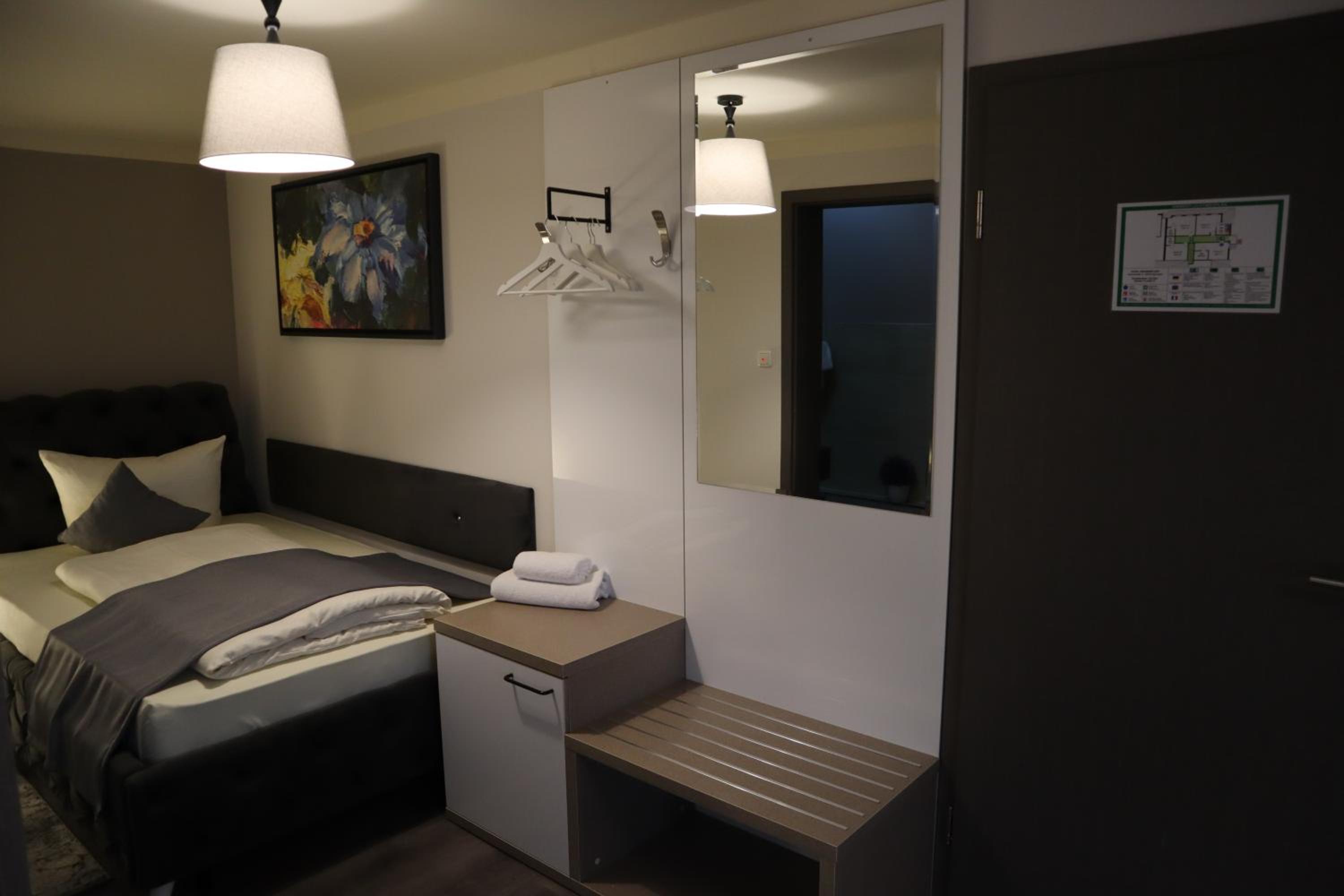 Quadruple Room with Bathroom - Photo 6