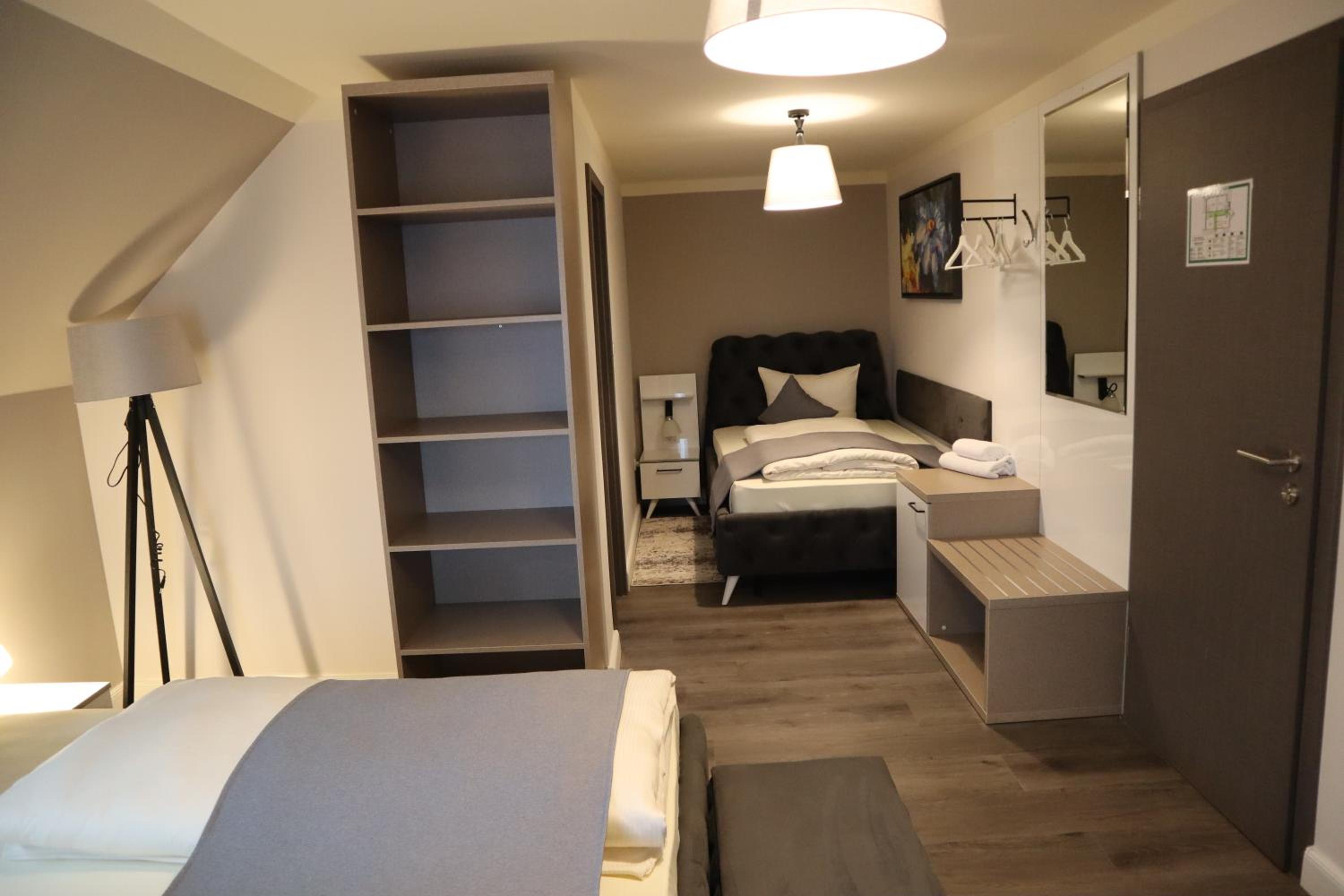 Quadruple Room with Bathroom - Photo 5