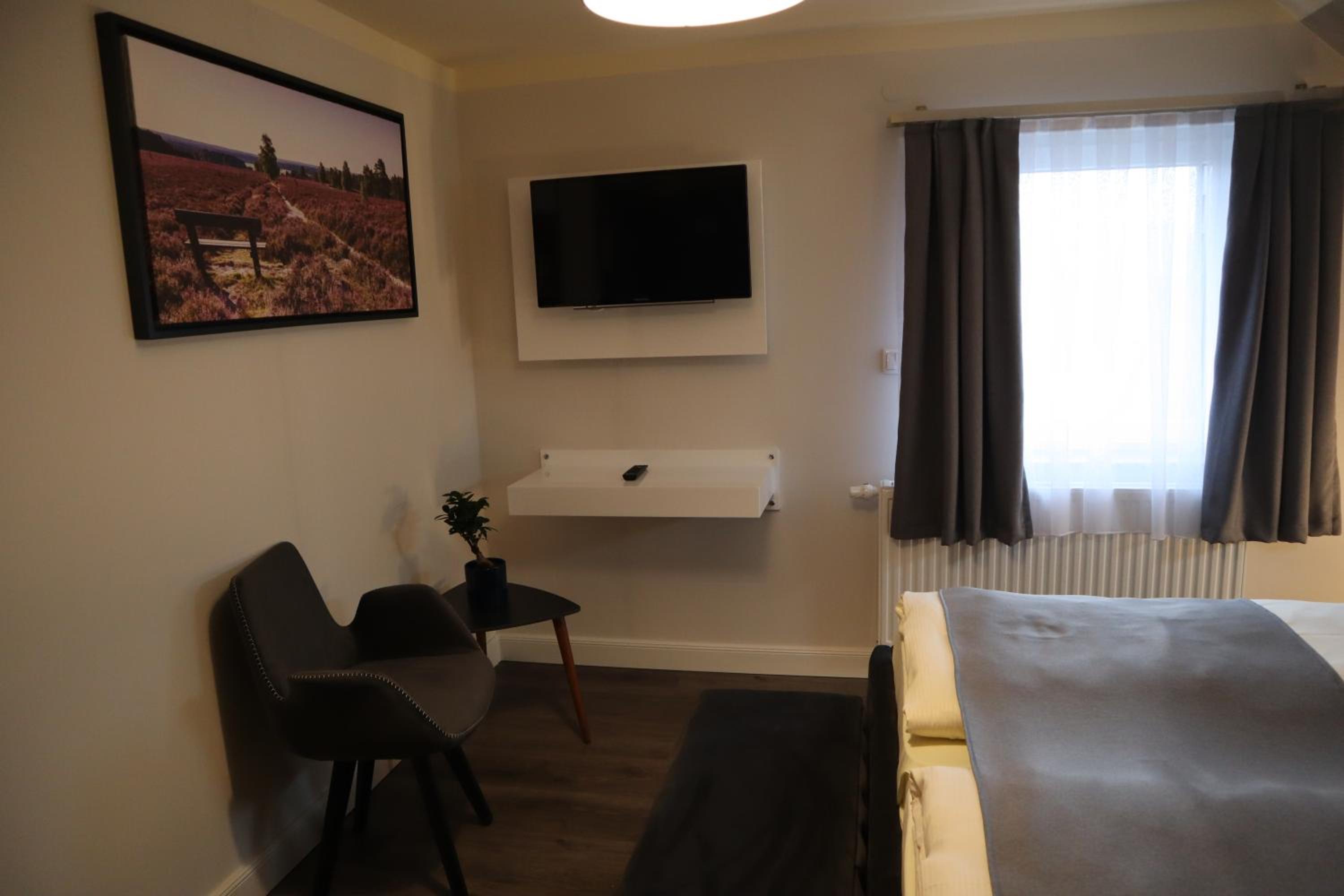 Quadruple Room with Bathroom - Photo 4