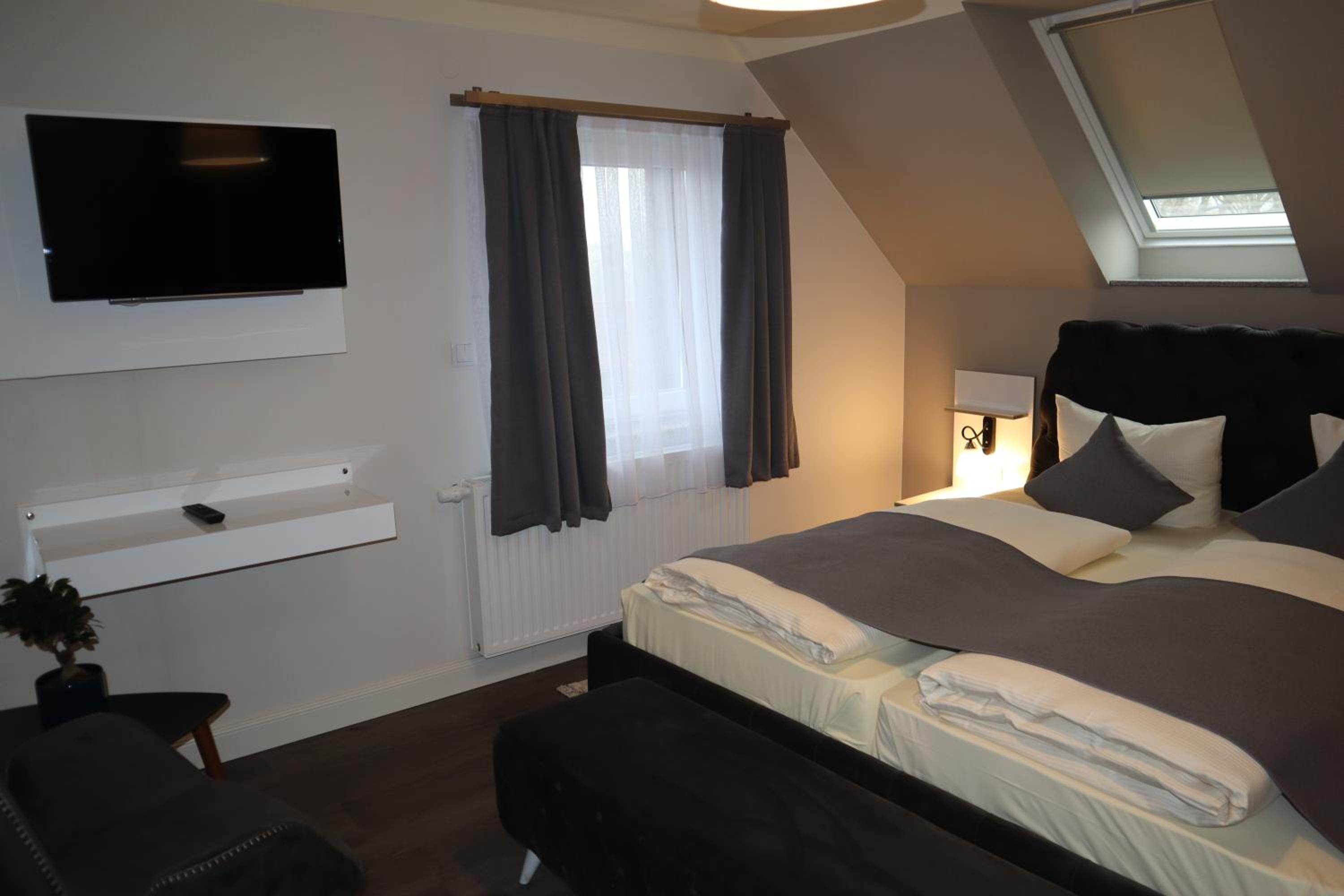 Quadruple Room with Bathroom - Photo 13