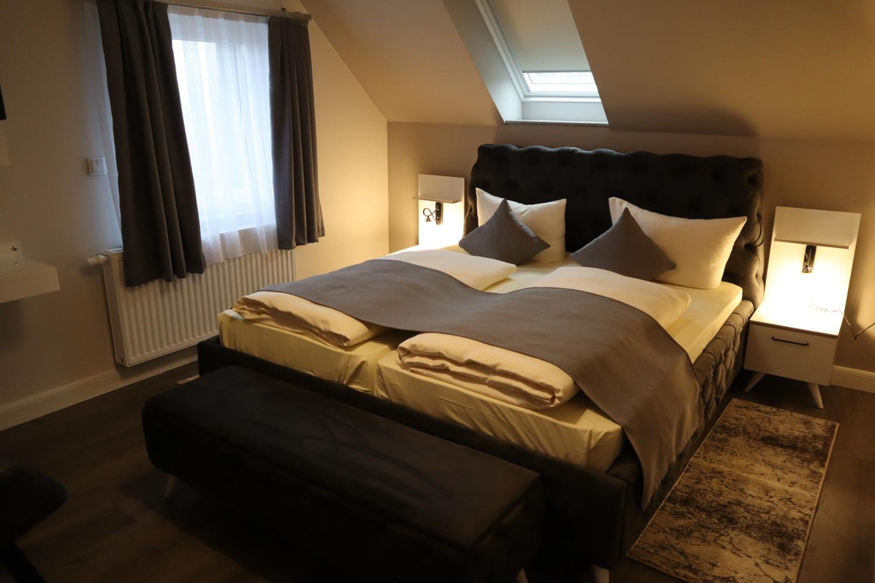 Quadruple Room with Bathroom - Photo 11