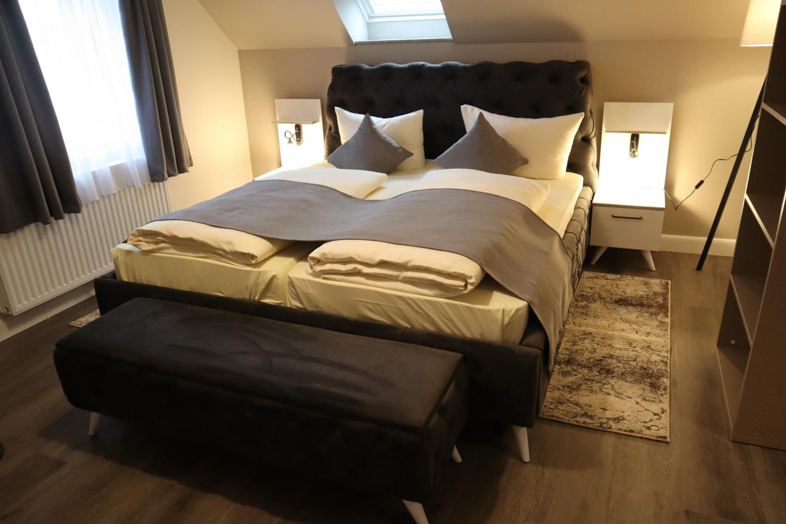 Quadruple Room with Bathroom - Photo 12