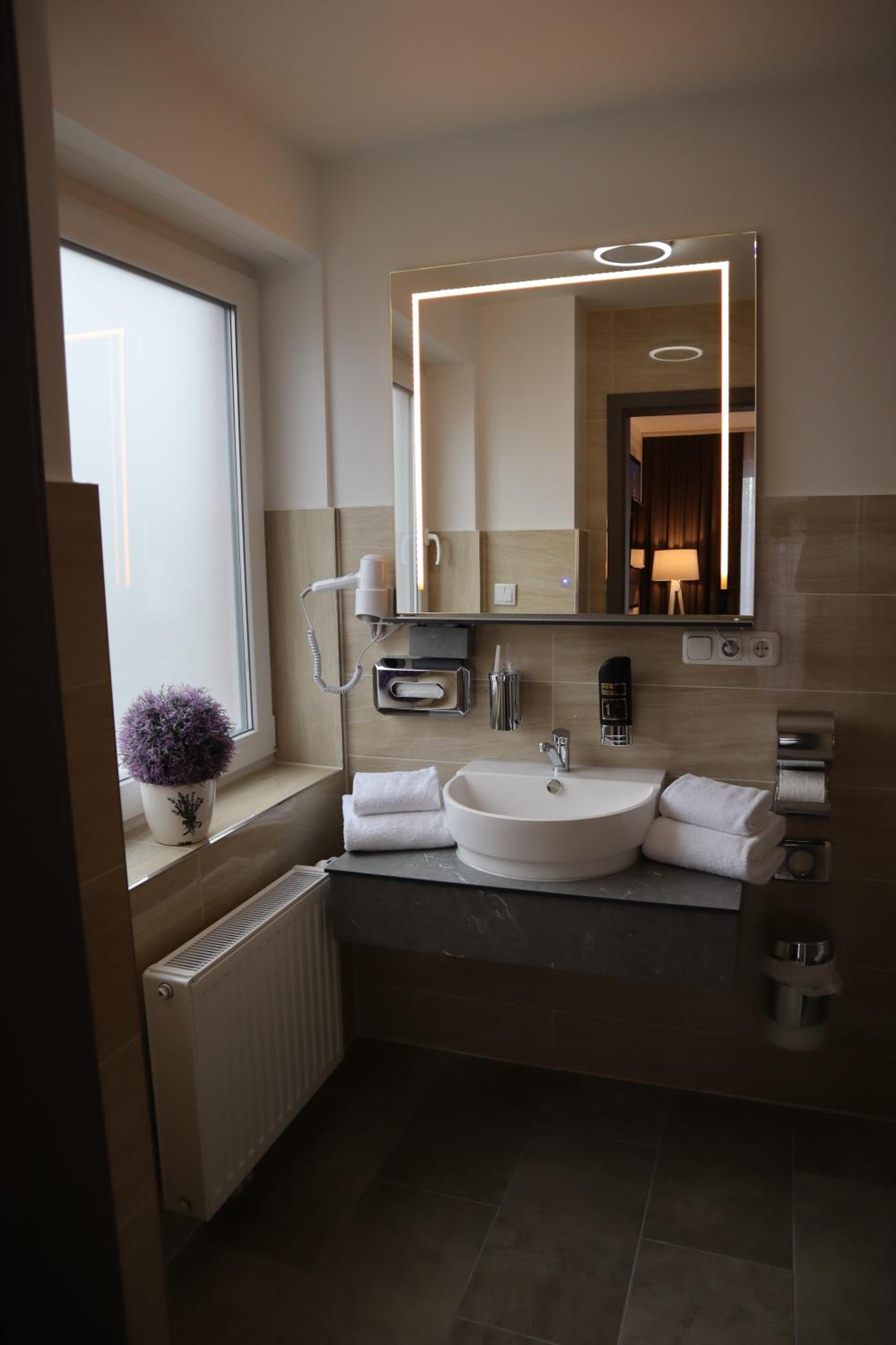 Deluxe Double Room - Photo 11