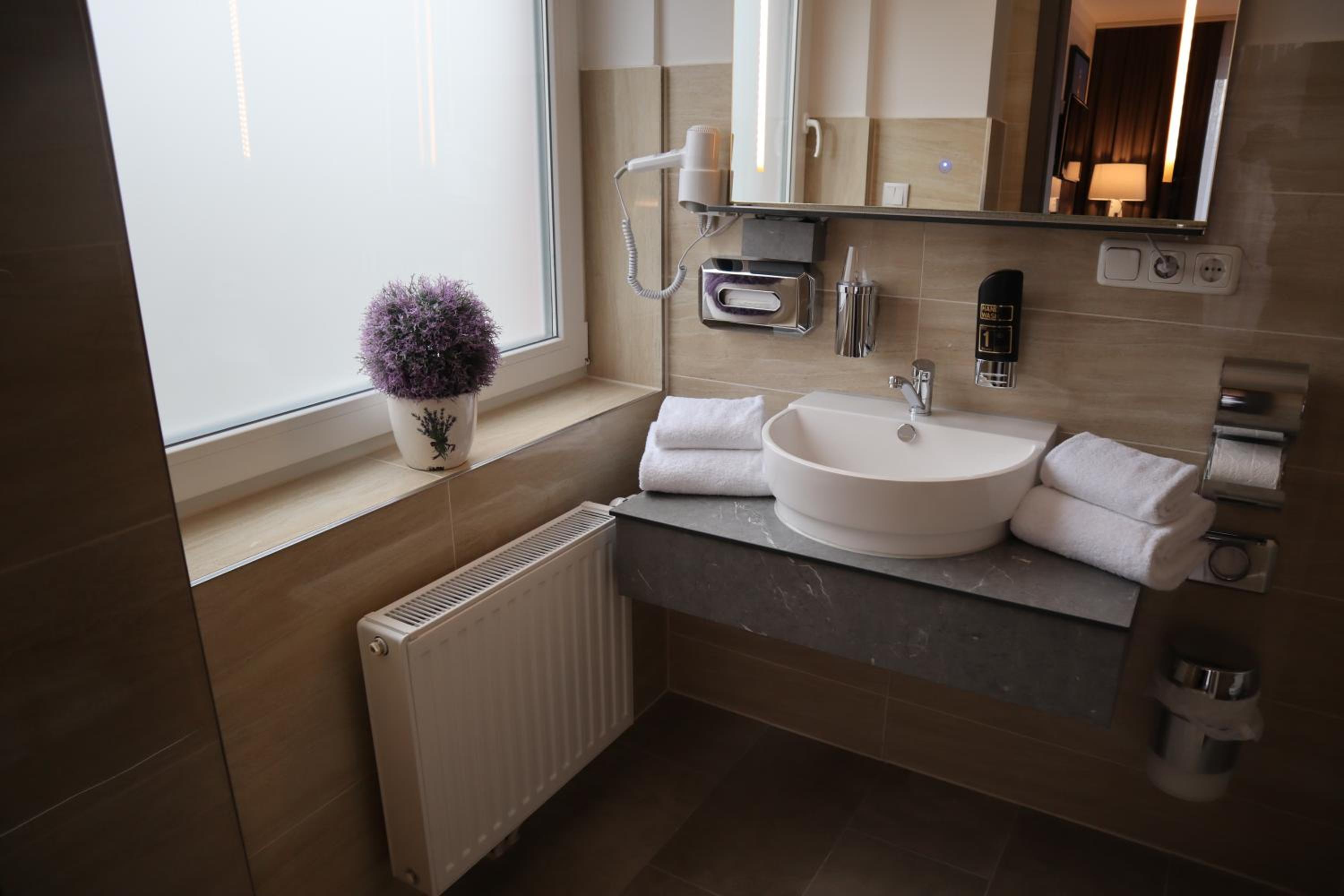 Deluxe Double Room - Photo 10