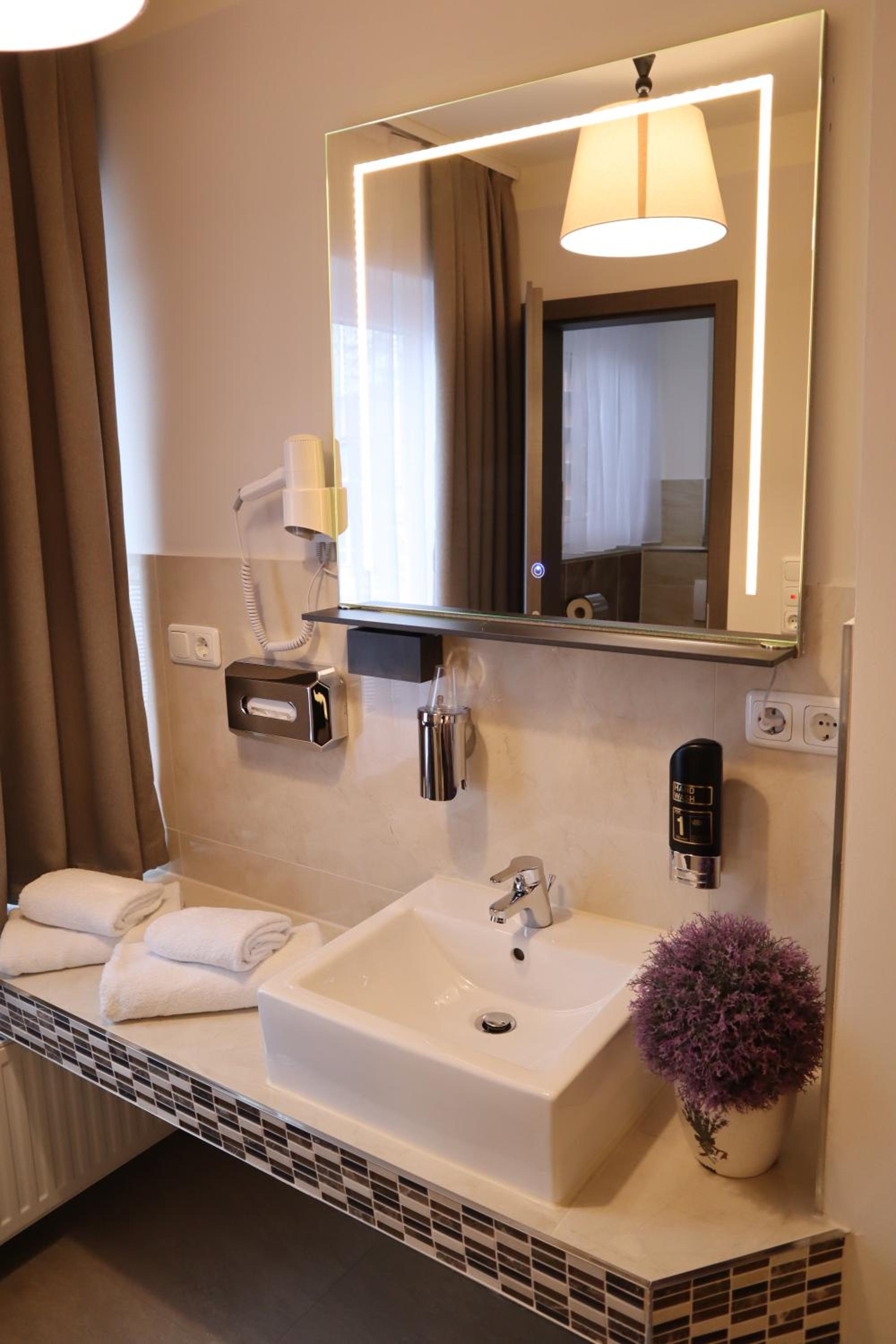 Deluxe Double Room - Photo 20