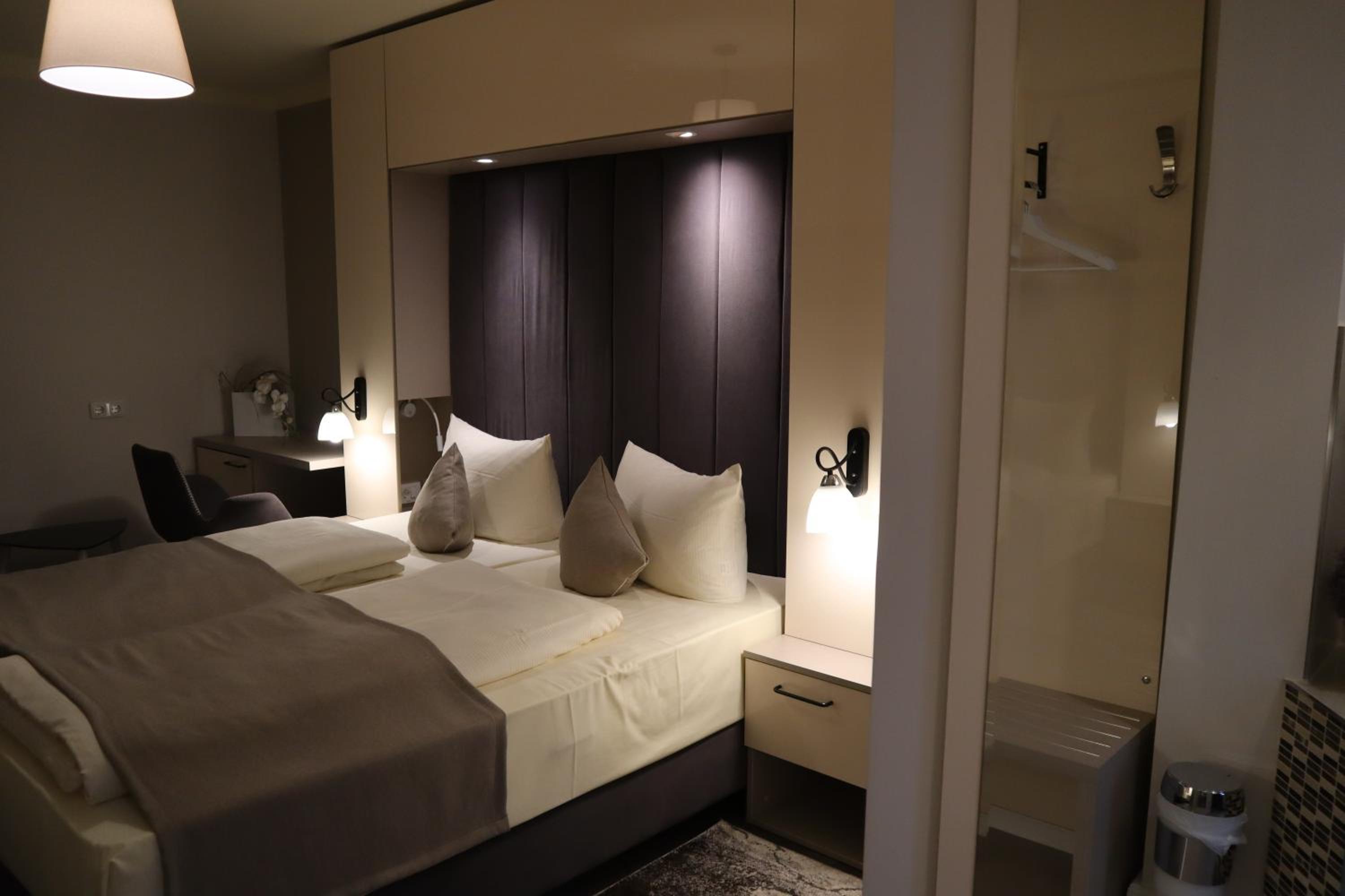 Deluxe Double Room - Photo 9