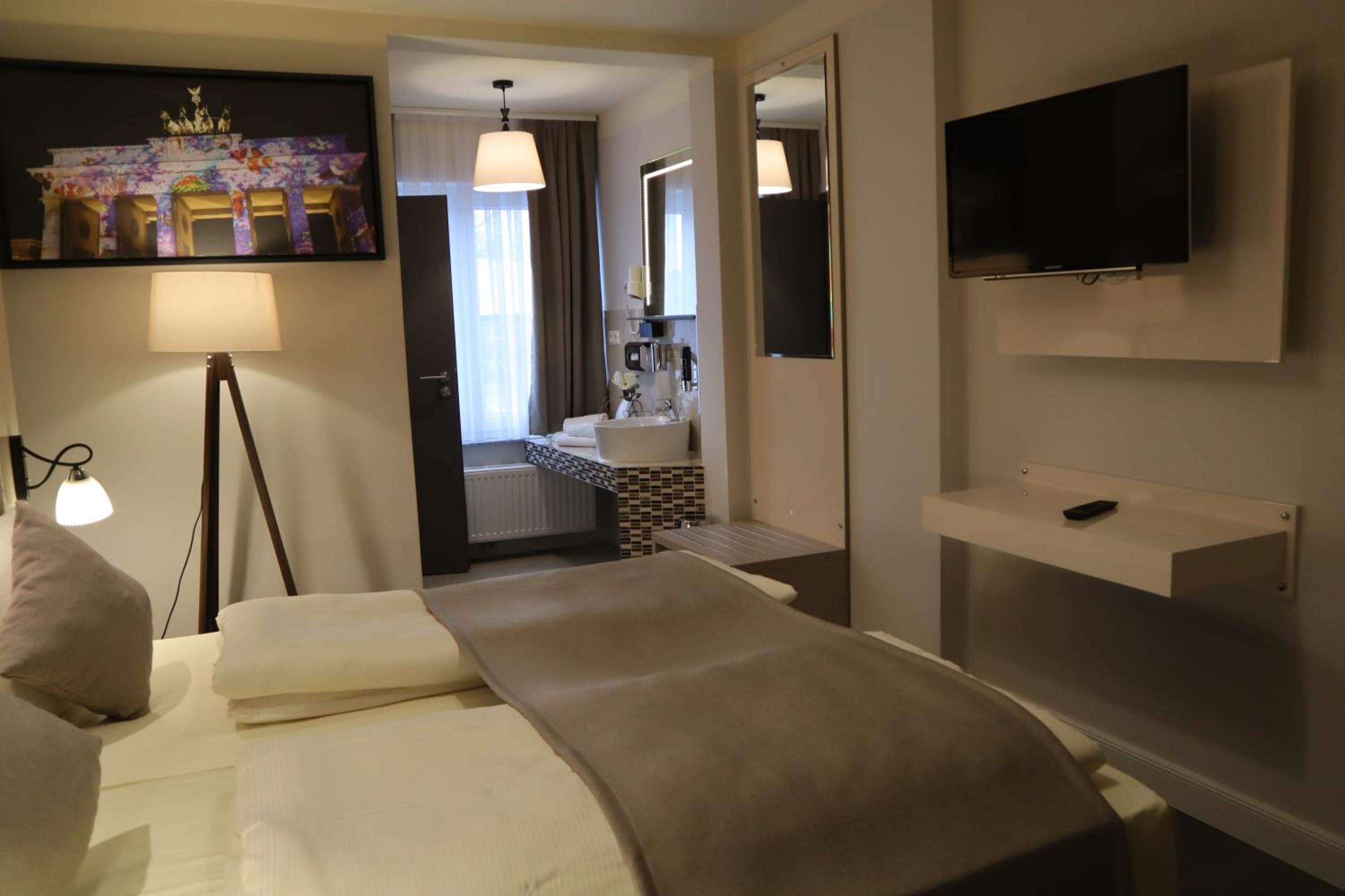 Deluxe Double Room - Photo 8