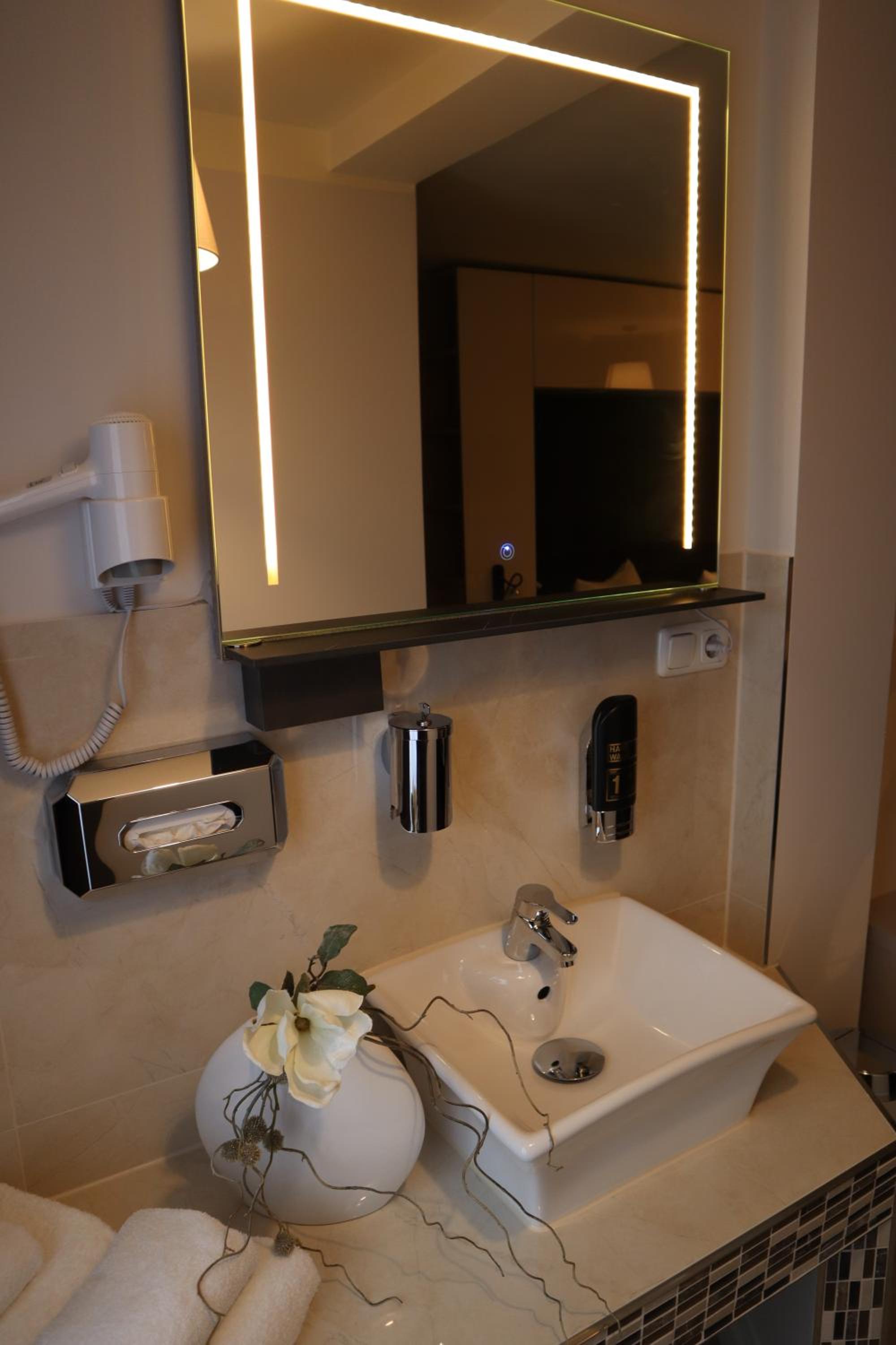 Deluxe Double Room - Photo 7