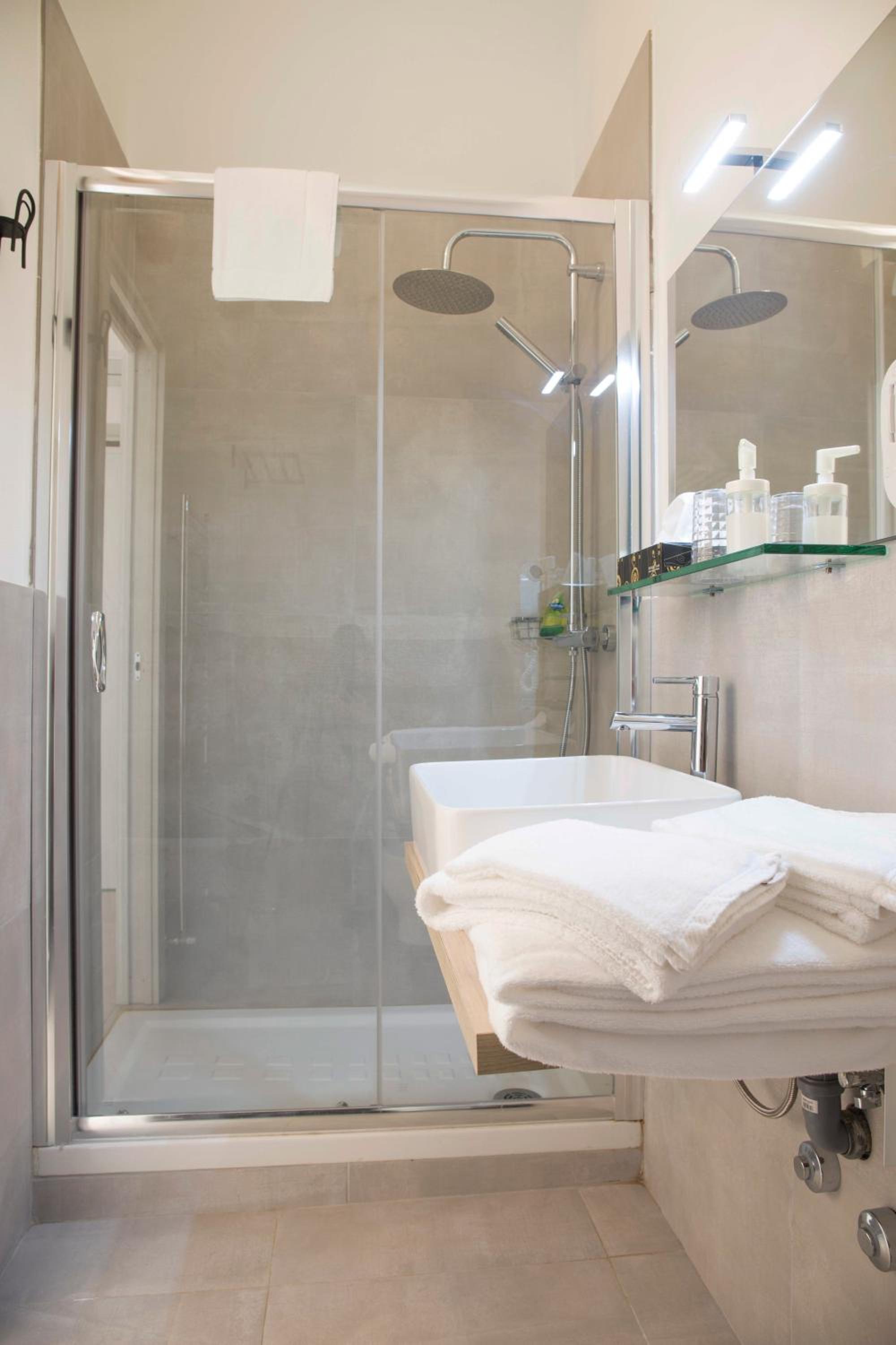 Deluxe Double or Twin Room with Balcony - Photo 6