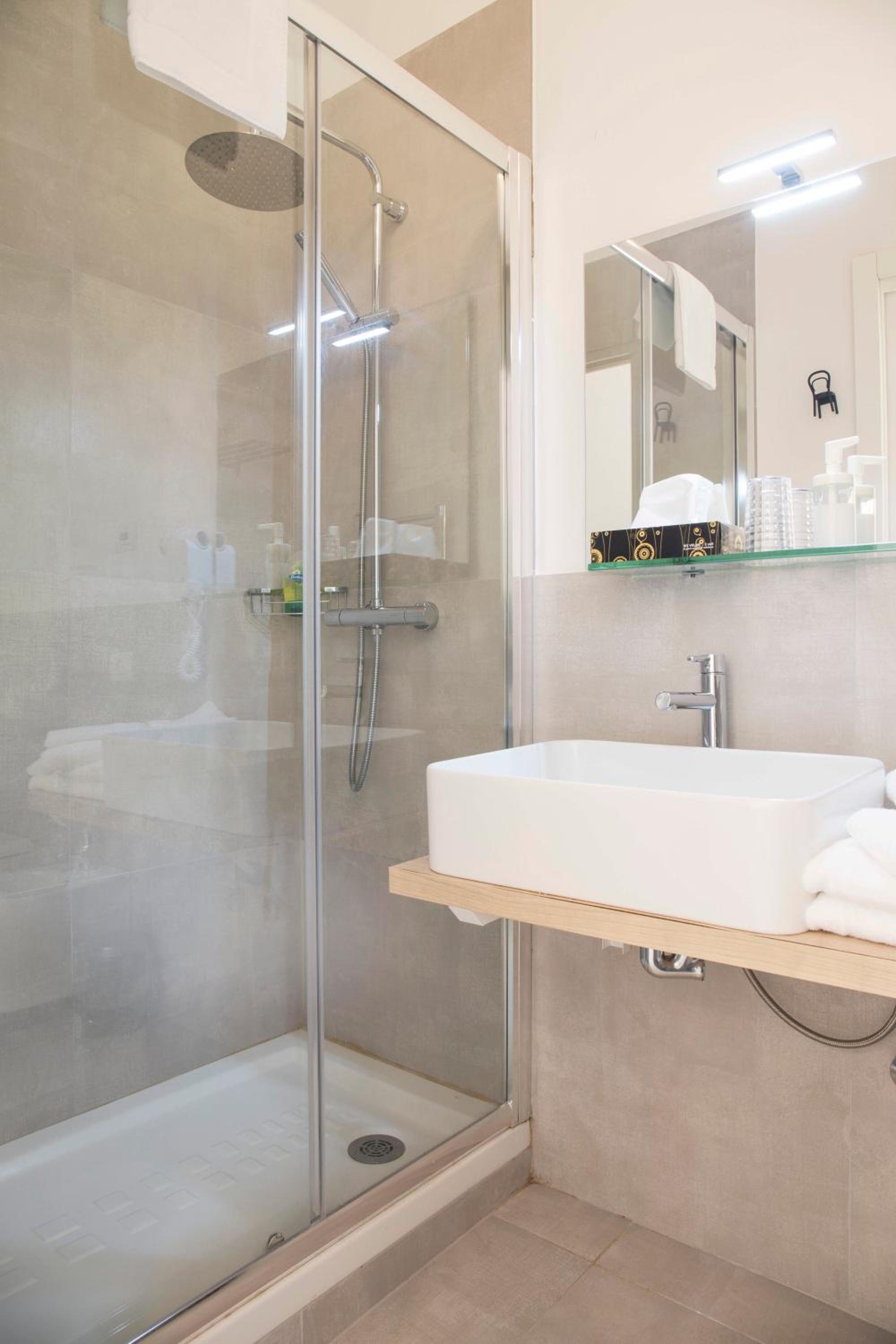 Deluxe Double or Twin Room with Balcony - Photo 4