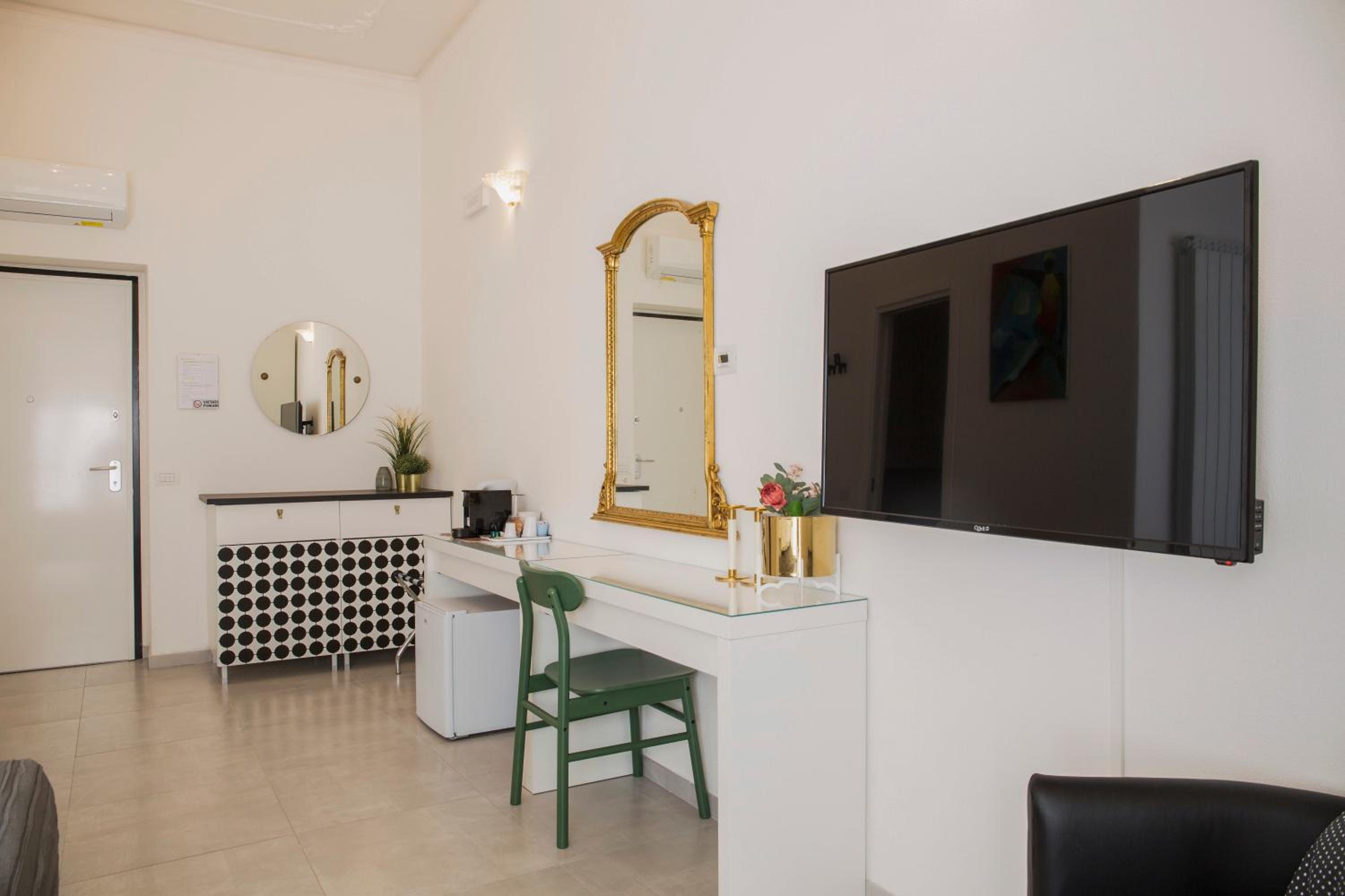 Deluxe Double or Twin Room with Balcony - Photo 2