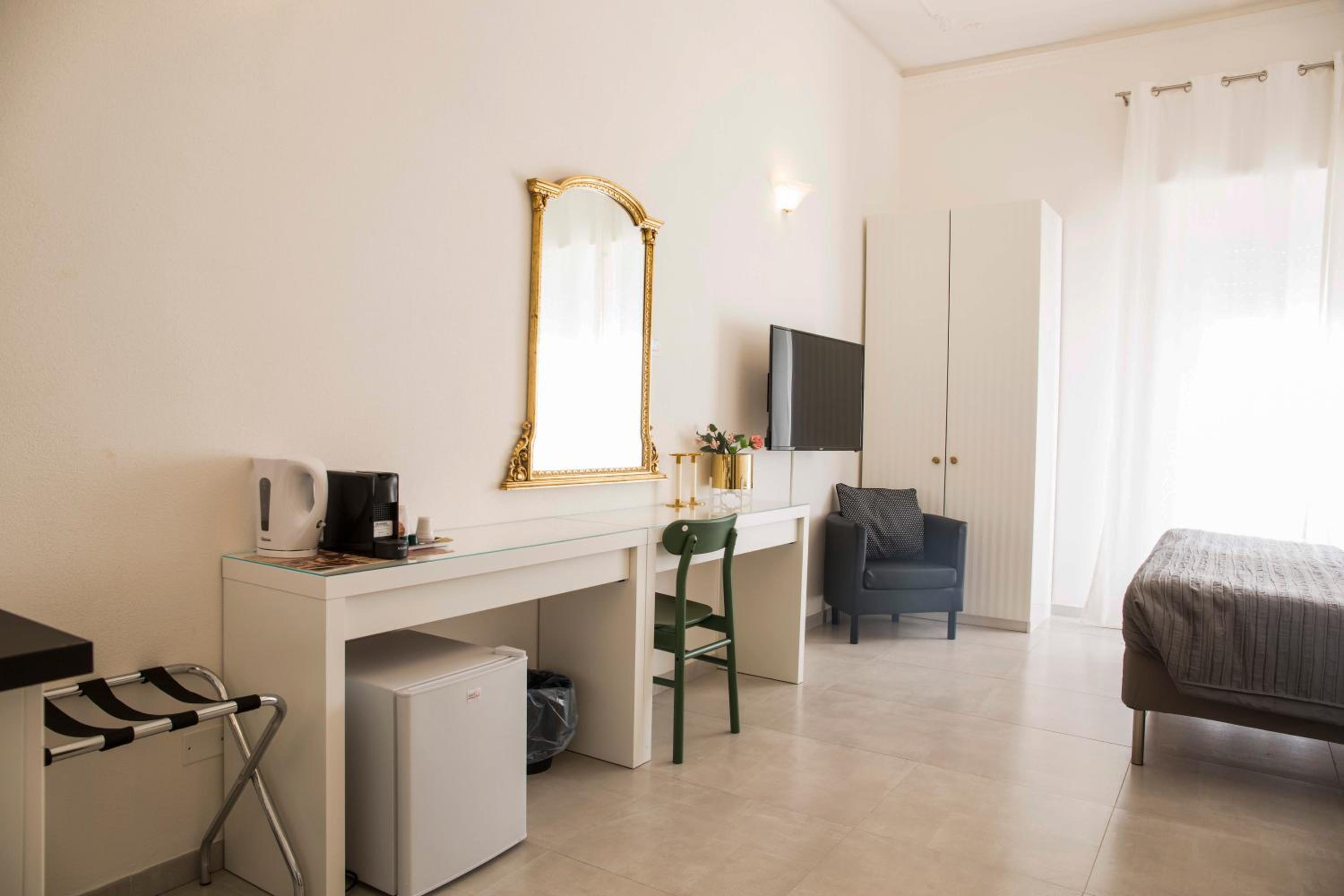 Deluxe Double or Twin Room with Balcony - Photo 12