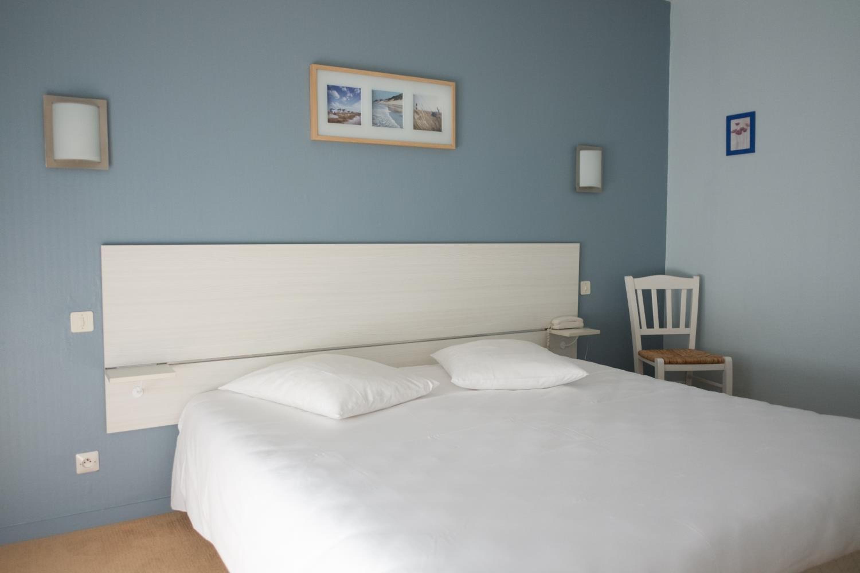 Standard Double Room with Shower - Photo 3