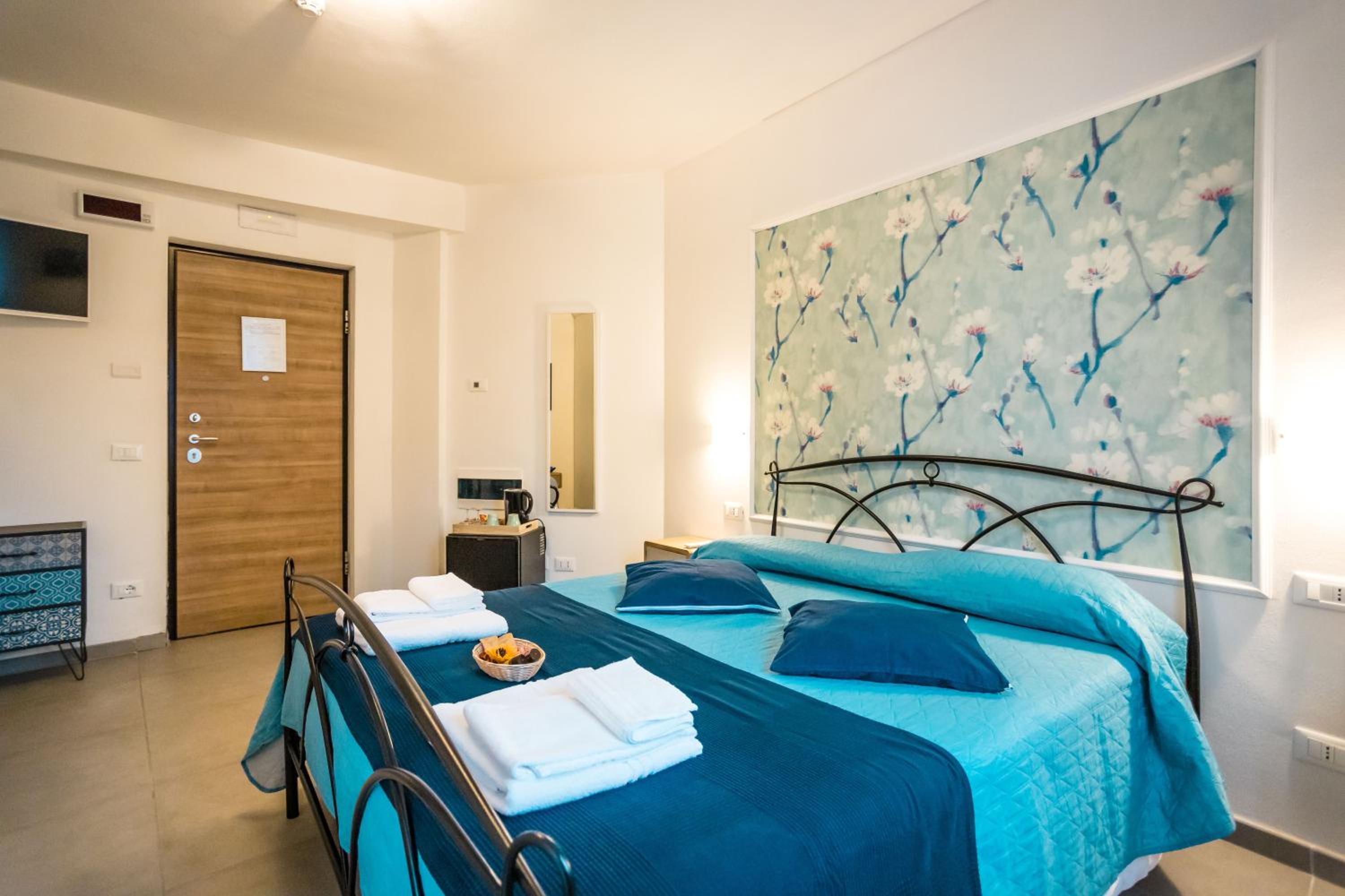 Double Room with Balcony and Lake View - Photo 1