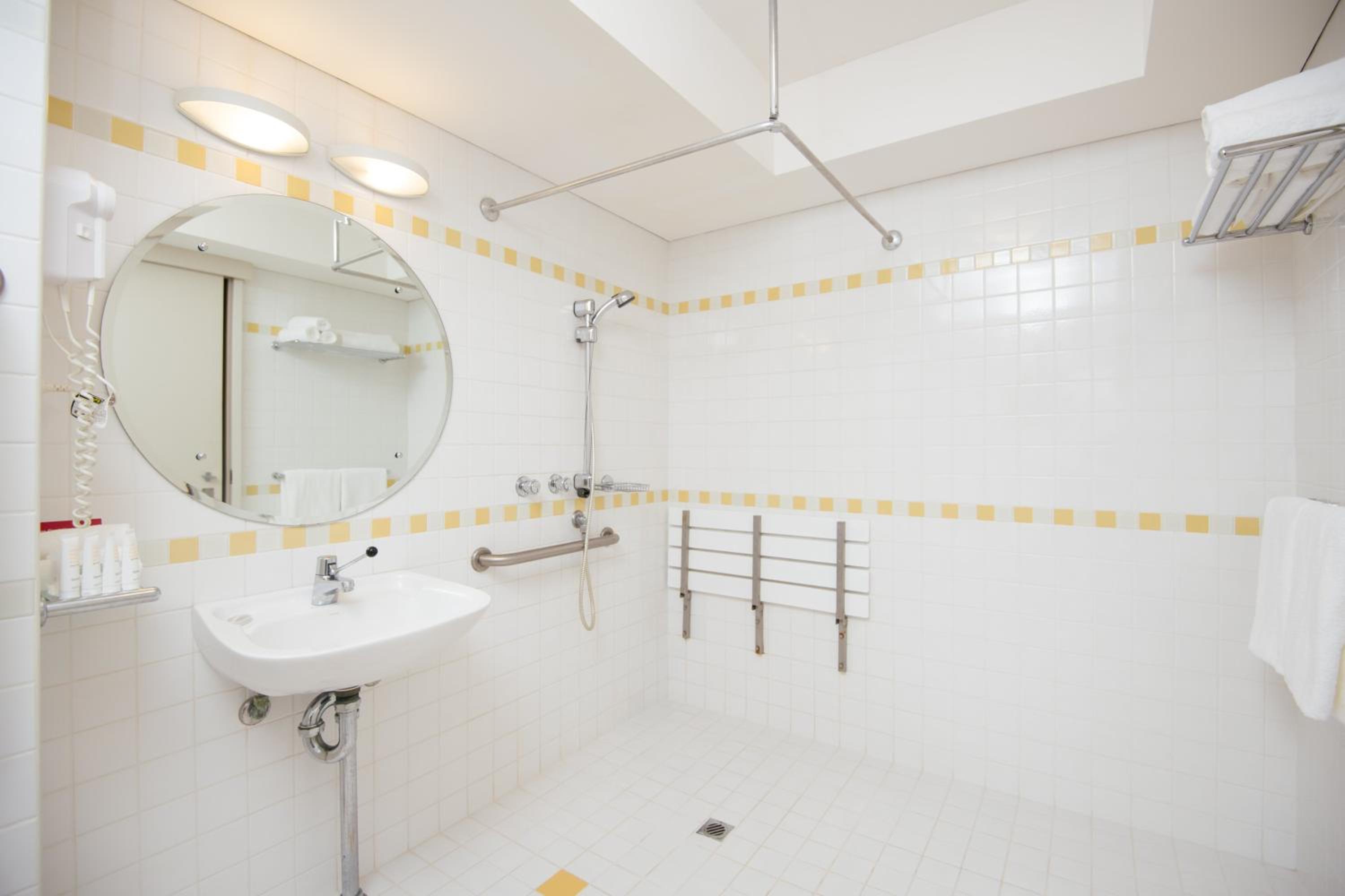 Standard Queen Room - Accessible - Photo 3