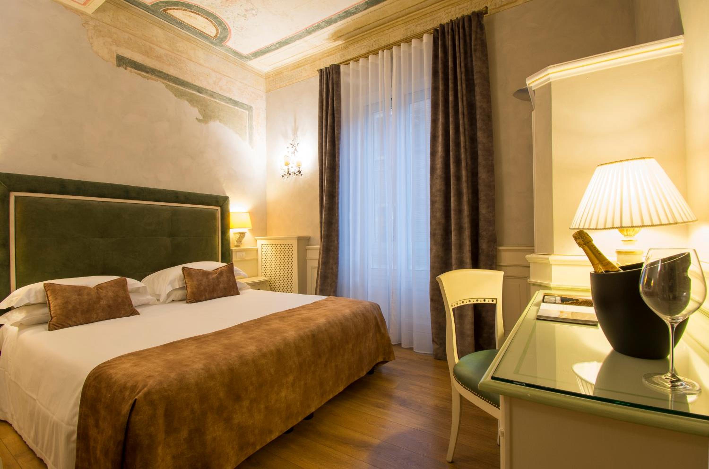 Double or Twin Room - Photo 4