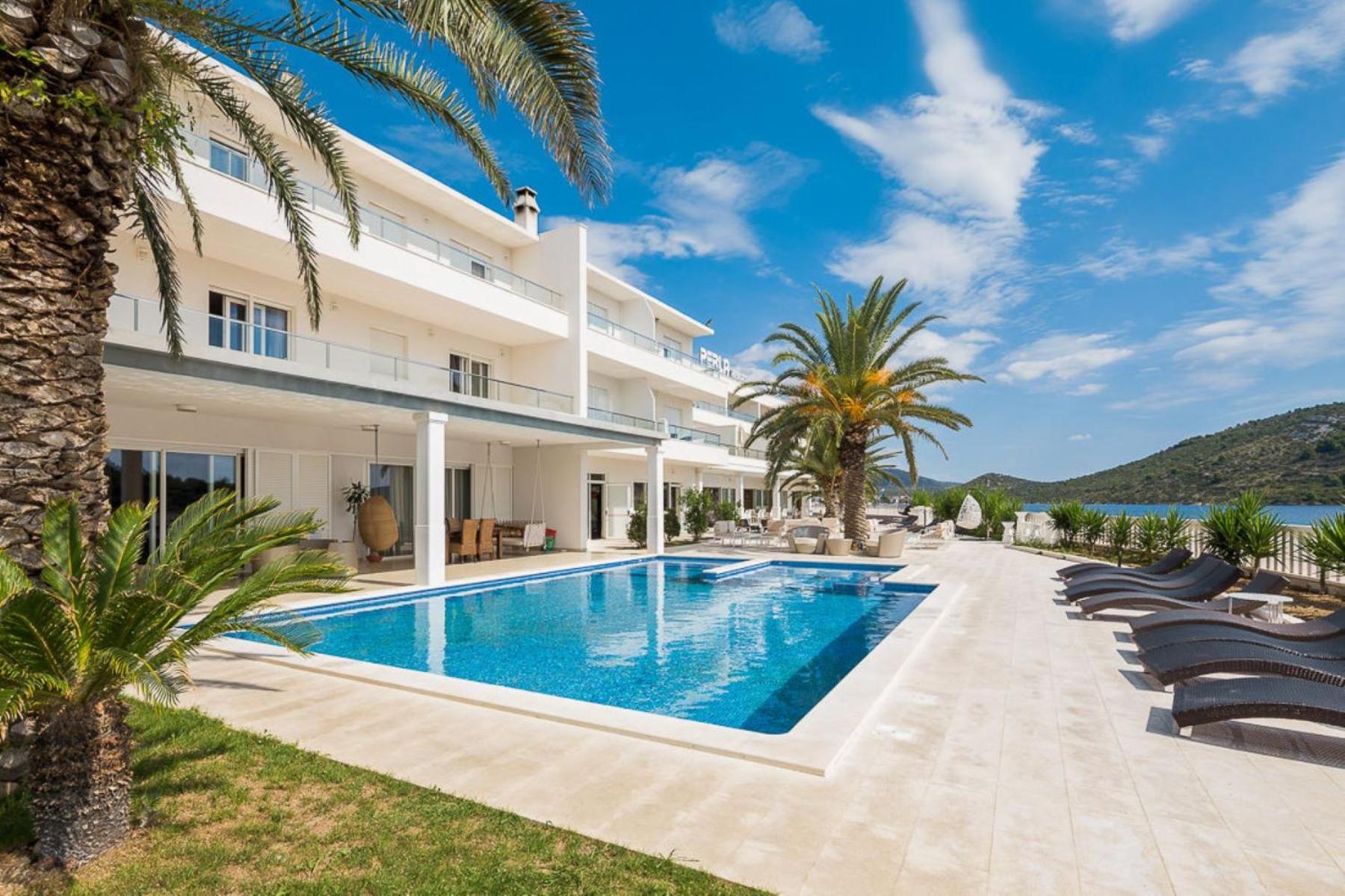 Deluxe Triple Room with Balcony and Sea View photo 2