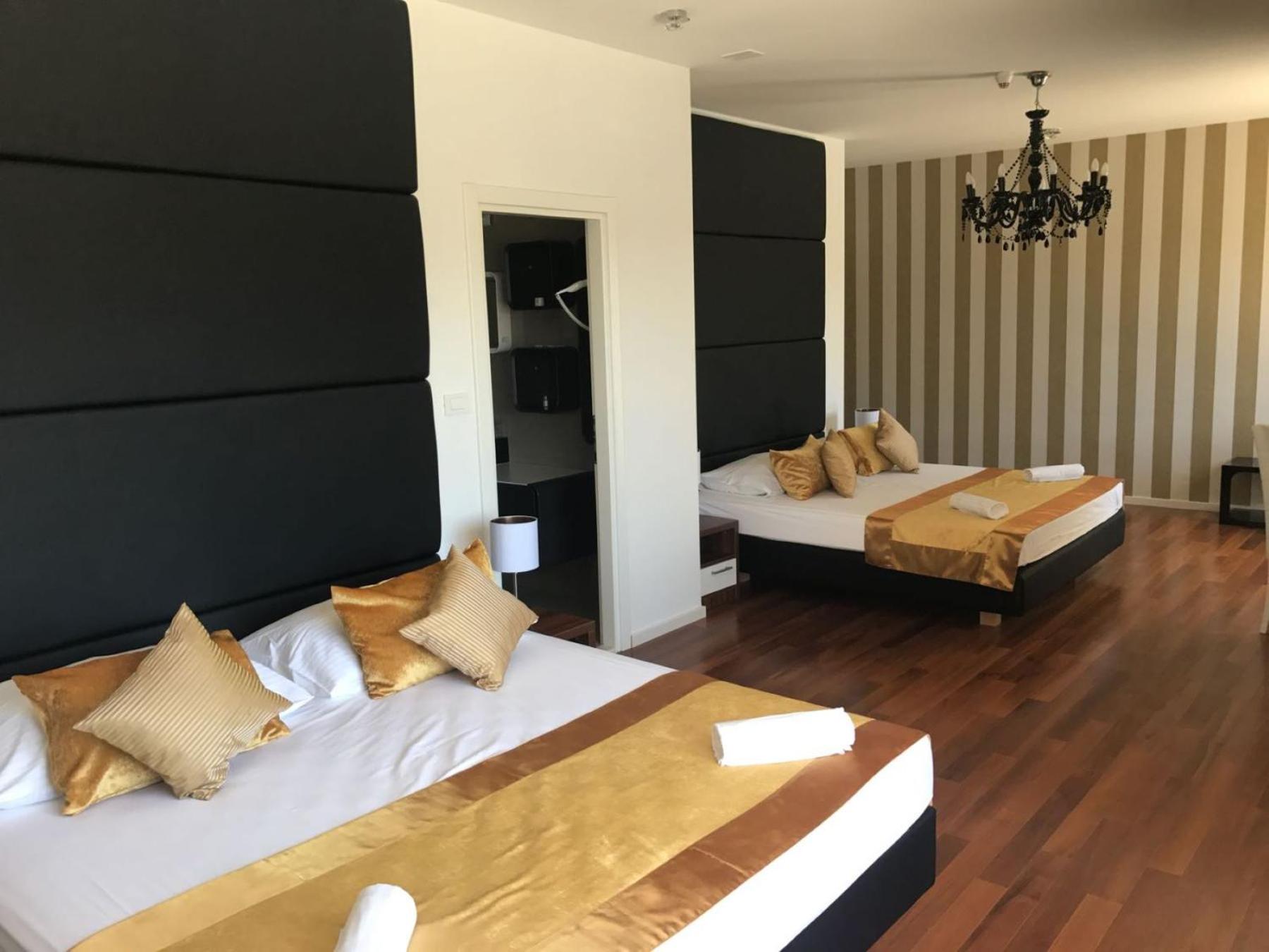 Deluxe Quadruple Room with Balcony and Sea View photo 3