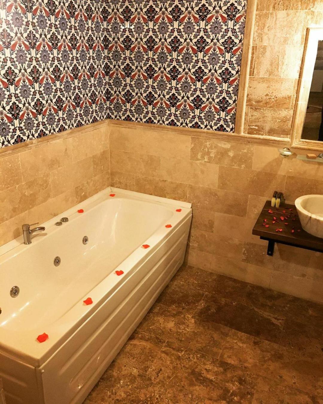Deluxe Double Room with Bath - Photo 11
