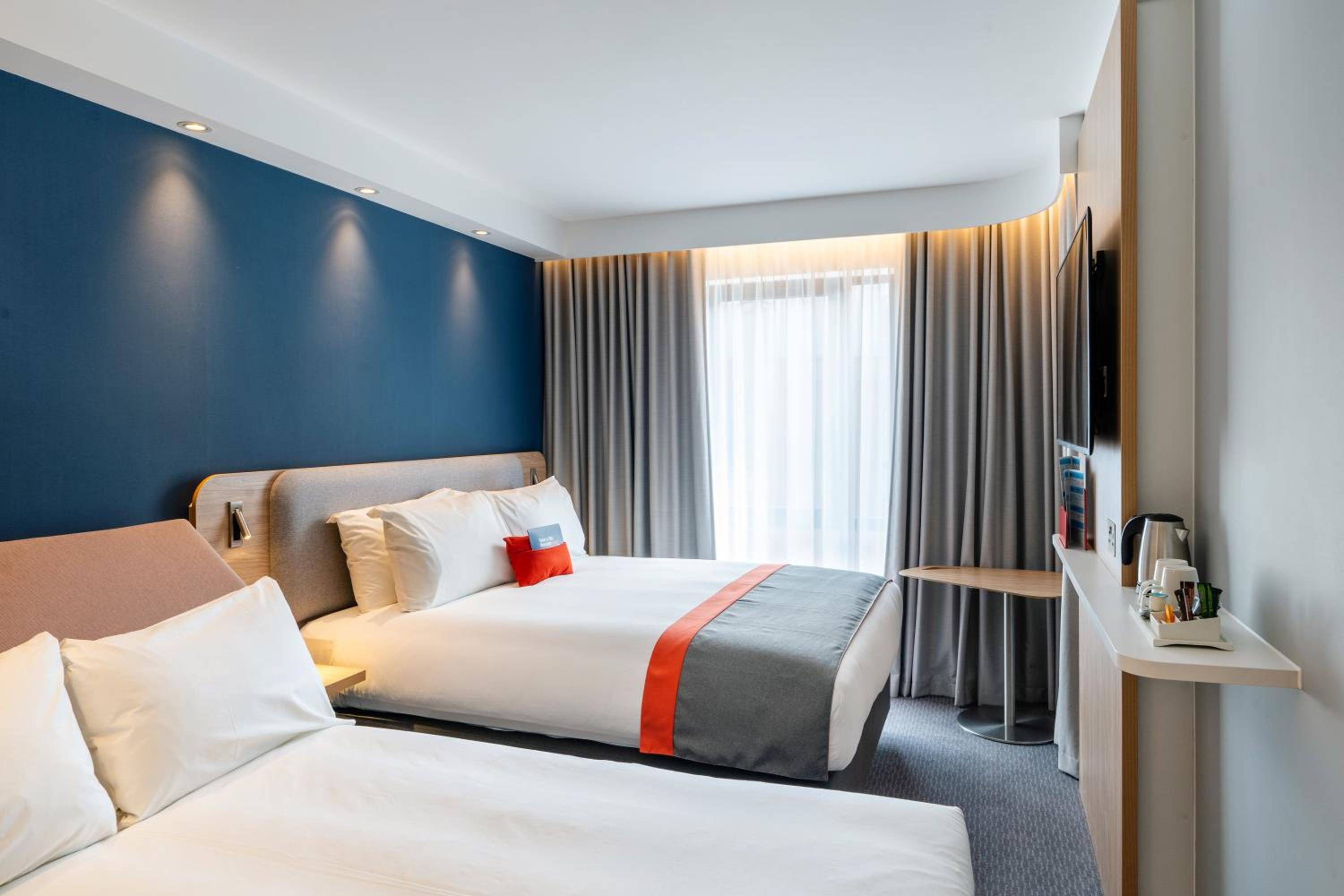 Standard Queen Room with Single Sofa Bed and Free Hot Breakfast