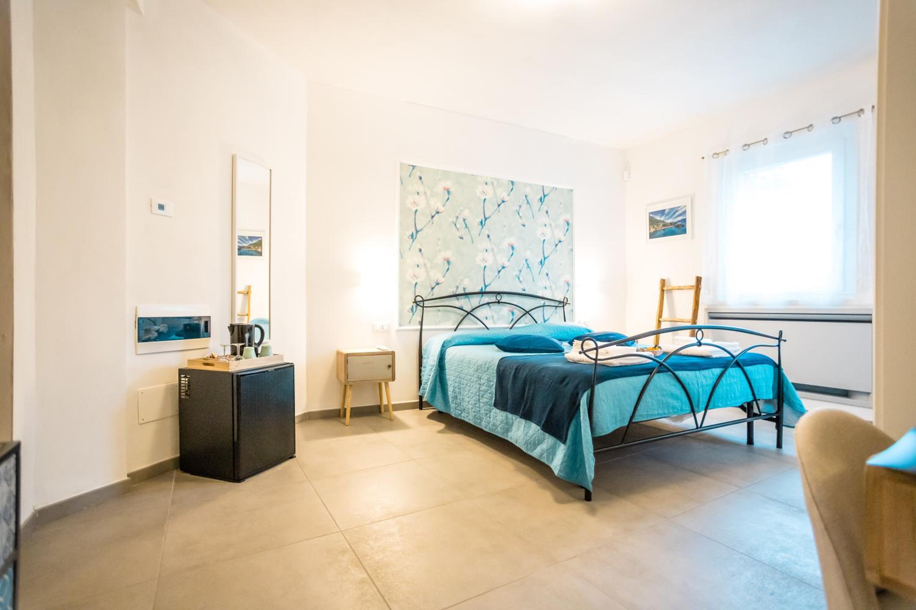 Double Room with Balcony and Lake View - Photo 3