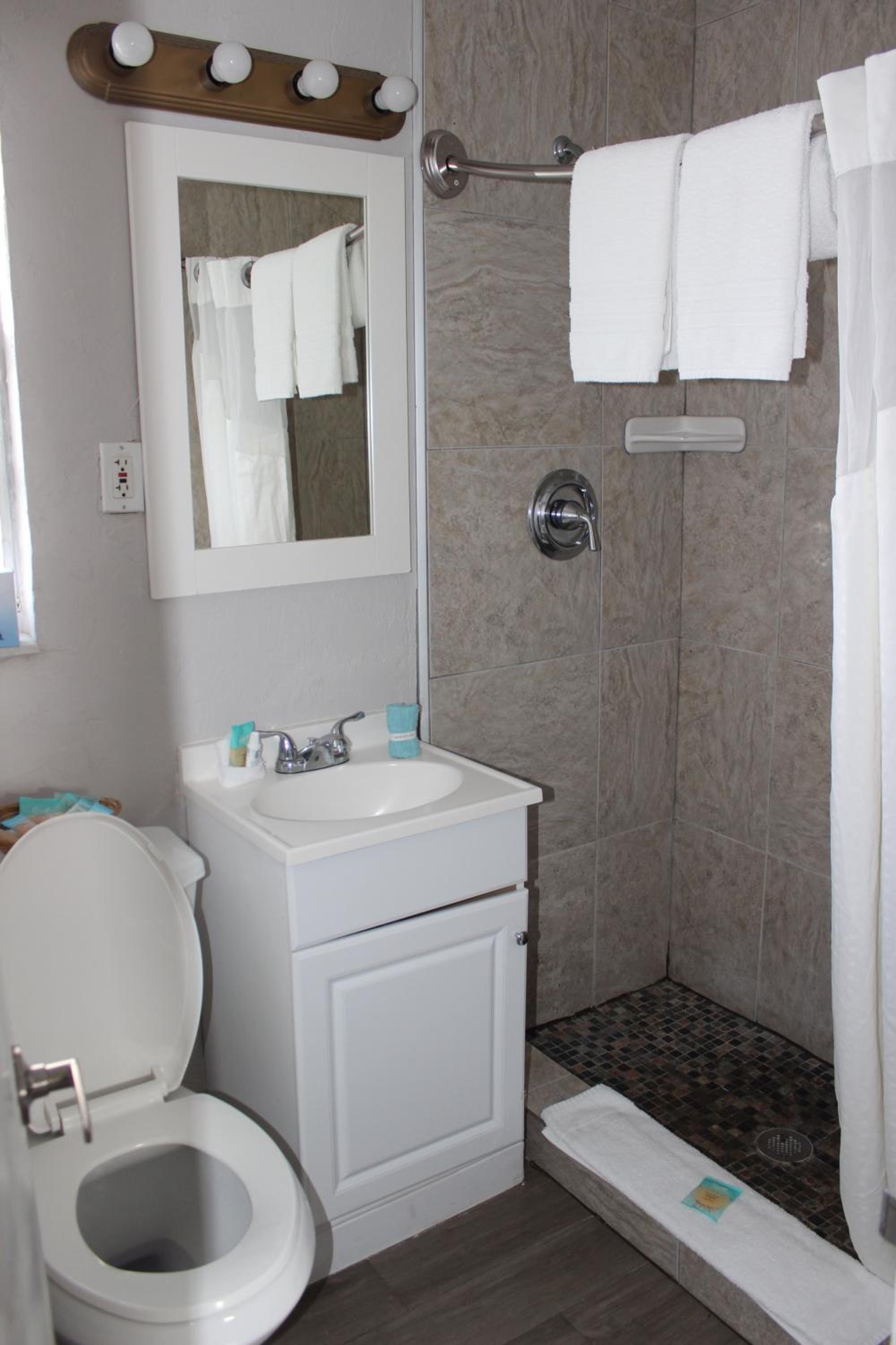 One-Bedroom Apartment with Ocean View - Photo 2