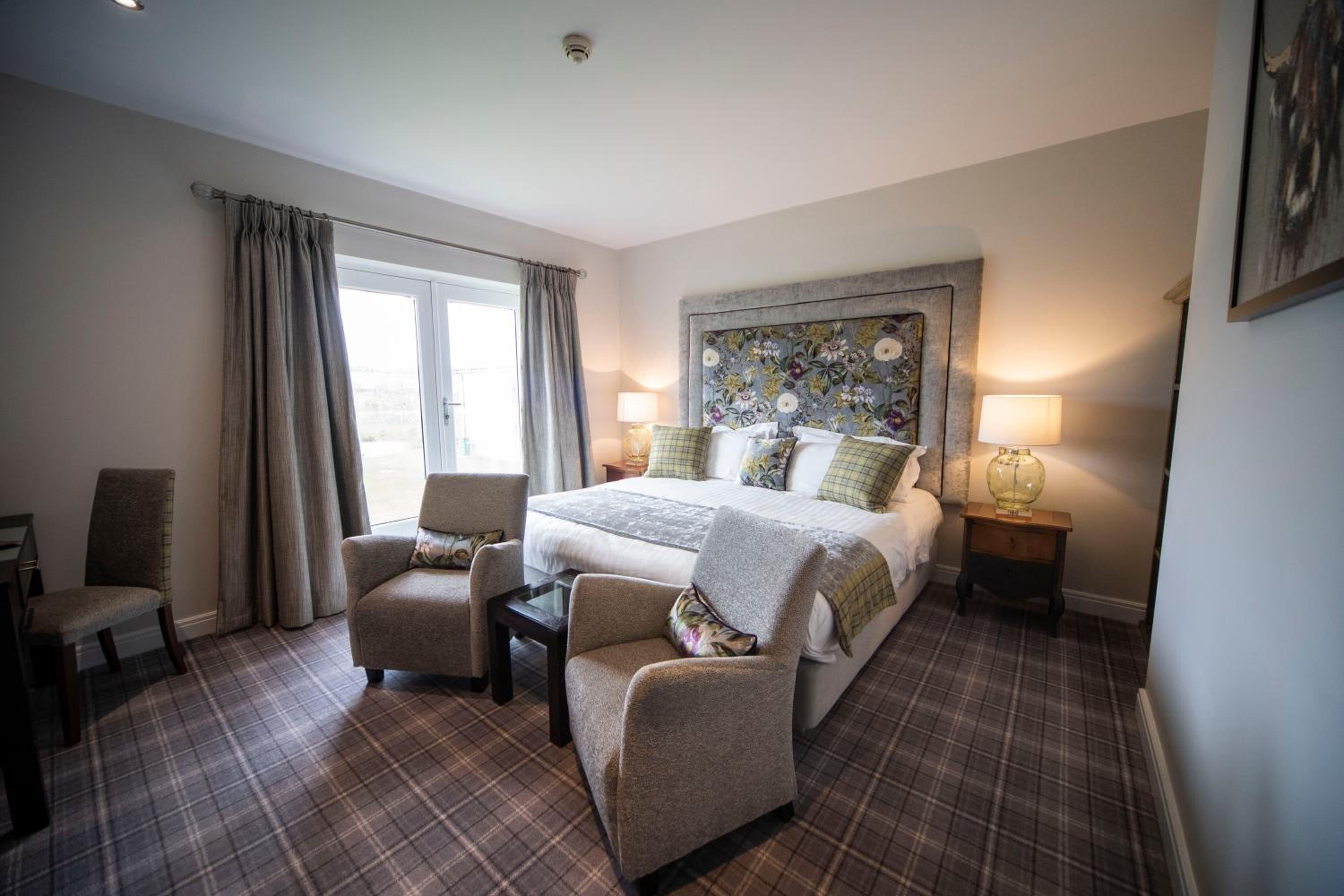 Feature Double Room with Glass Juliet Balcony - Photo 3