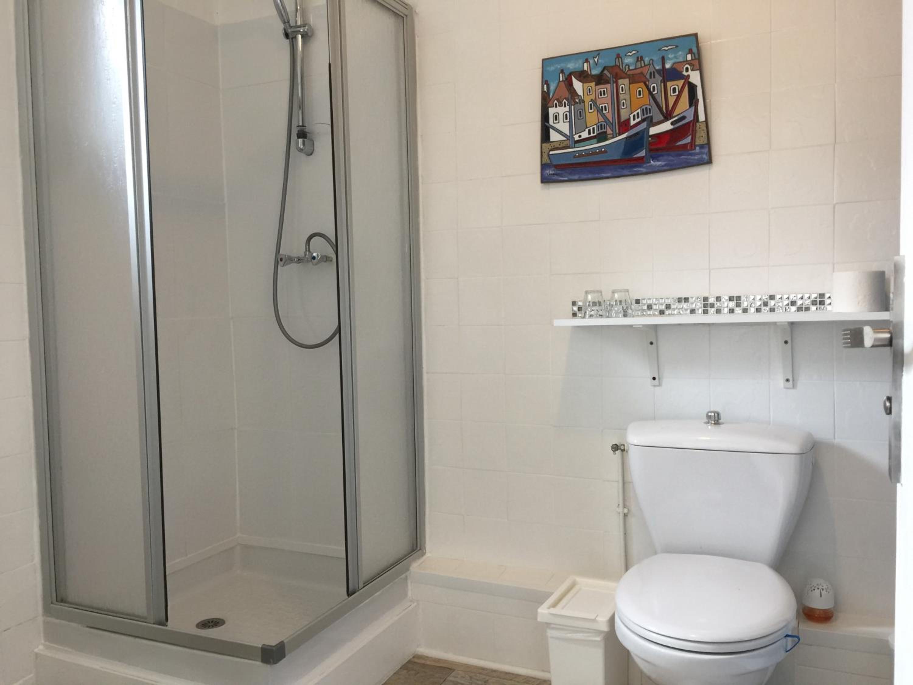 Little double room with private shower room photo 3