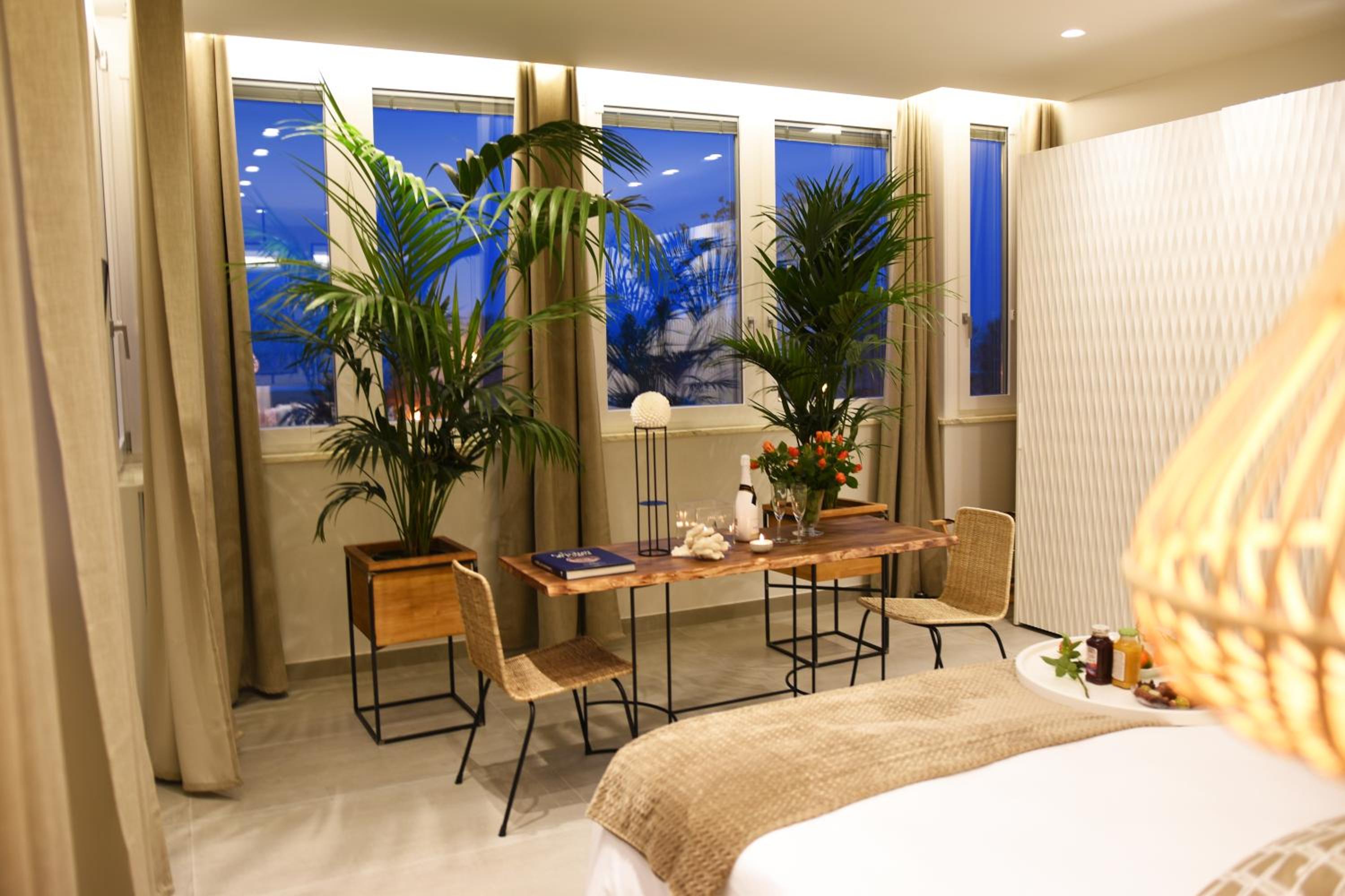 Deluxe Double Room with Sea View - Photo 12