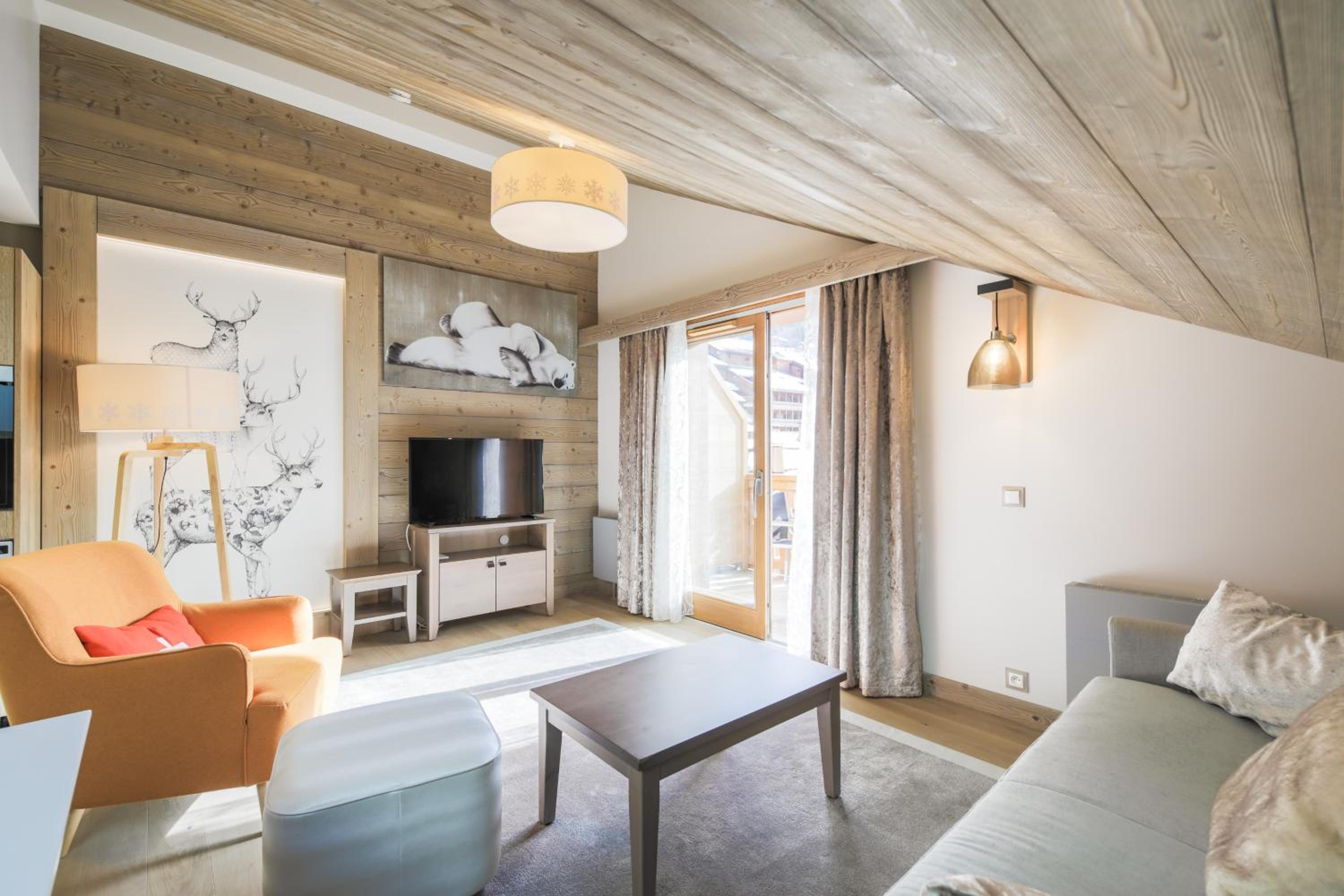 Prestige Two-Bedroom Apartment - Split Level (8 People)