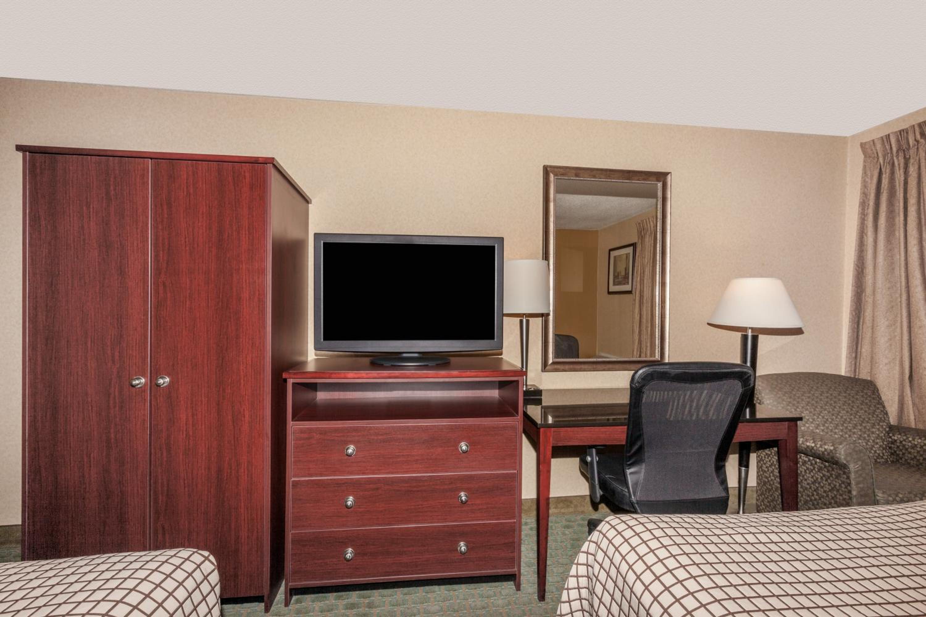 2 Double Beds, Mobility/Hearing Accessible Room, Bathtub w/ Grab Bars, Non-Smoking - Photo 4